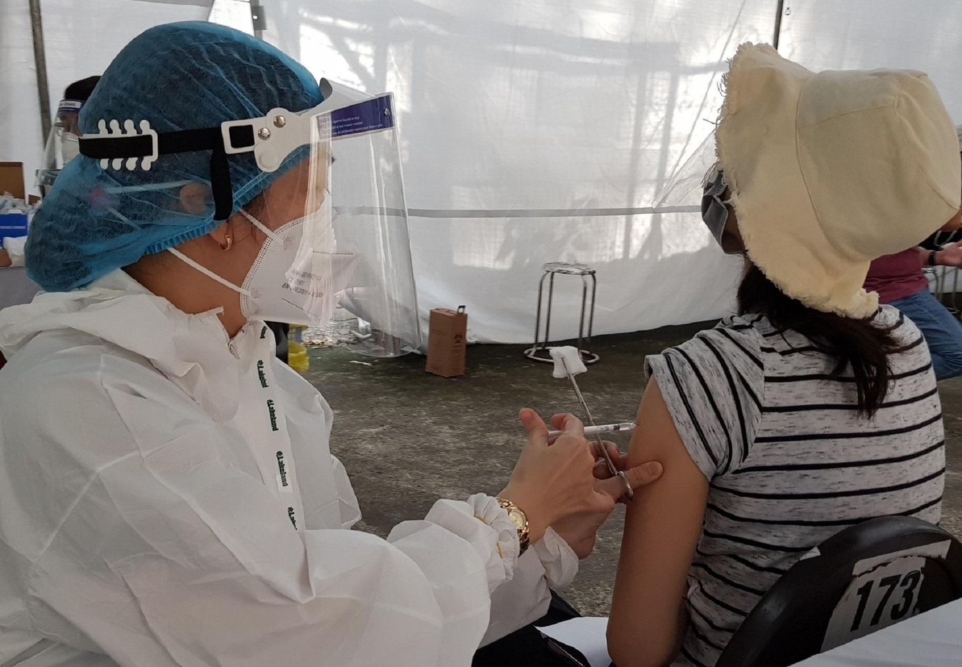 Chiến dịch tiêm vắc xin ngừa COVID-19 đang được đẩy nhanh tiến độ để đạt miễn dịch cộng đồng Chiến dịch tiêm vắc xin ngừa COVID-19 đang được đẩy nhanh tiến độ để đạt miễn dịch cộng đồng