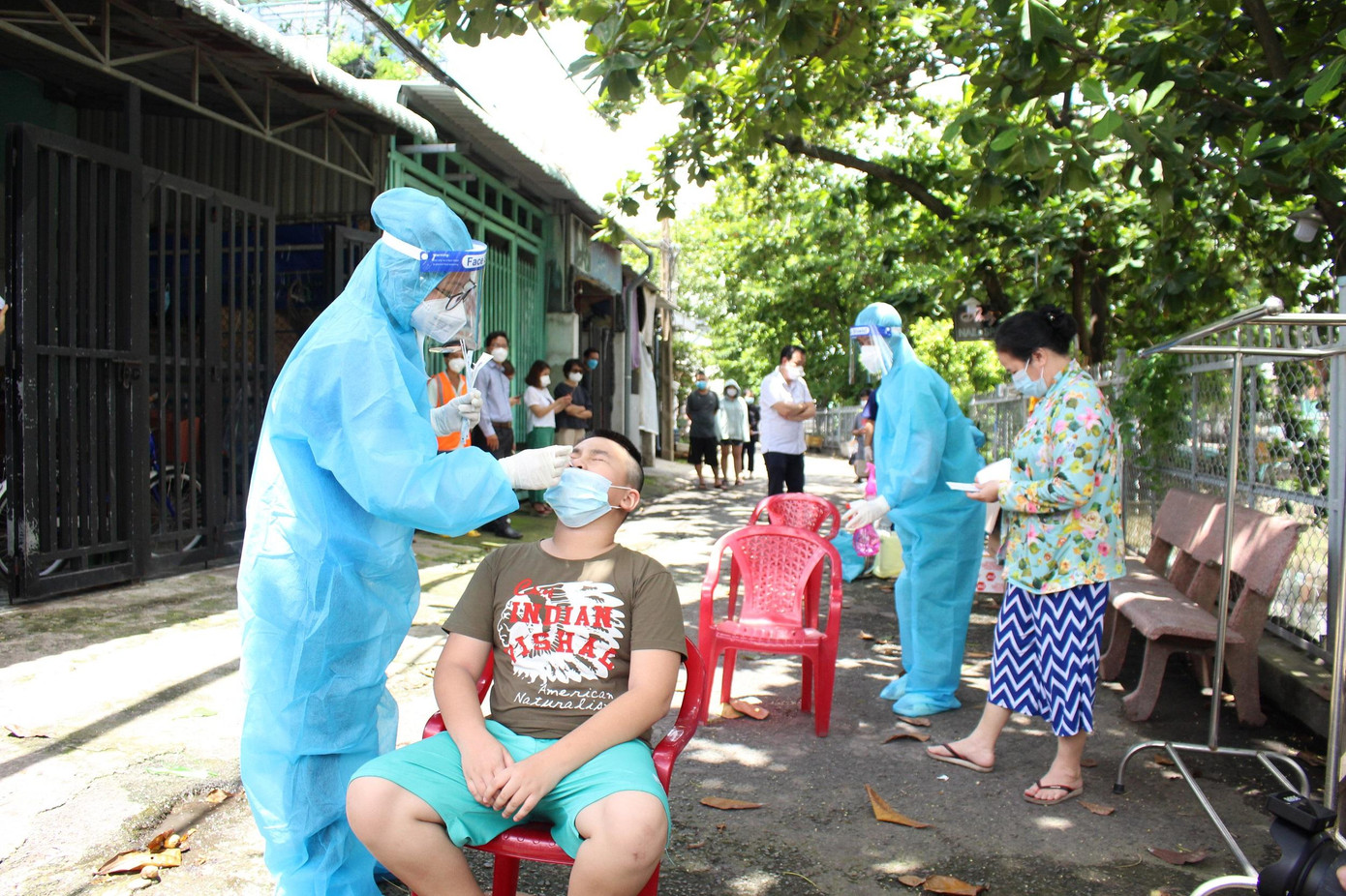 Số ca bệnh mắc COVID-19 mới phát hiện trong cộng đồng mỗi ngày vẫn ở mức rất cao.