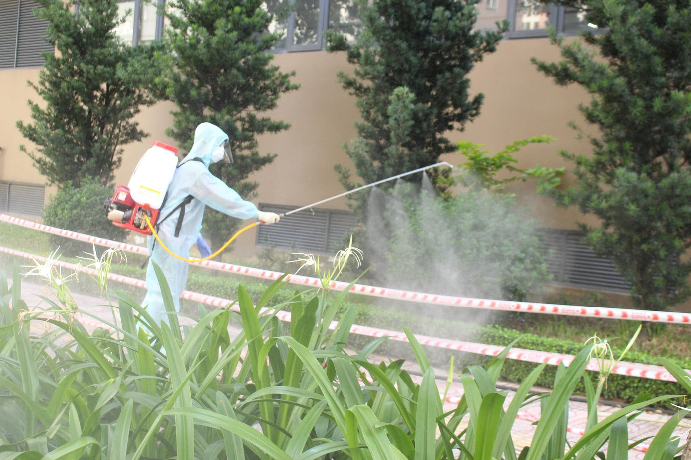 COVID-19 đã thấm sâu, lan rộng cuộc chiến chống dịch dự báo còn nhiều khó khăn. COVID-19 đã thấm sâu, lan rộng cuộc chiến chống dịch dự báo còn nhiều khó khăn.