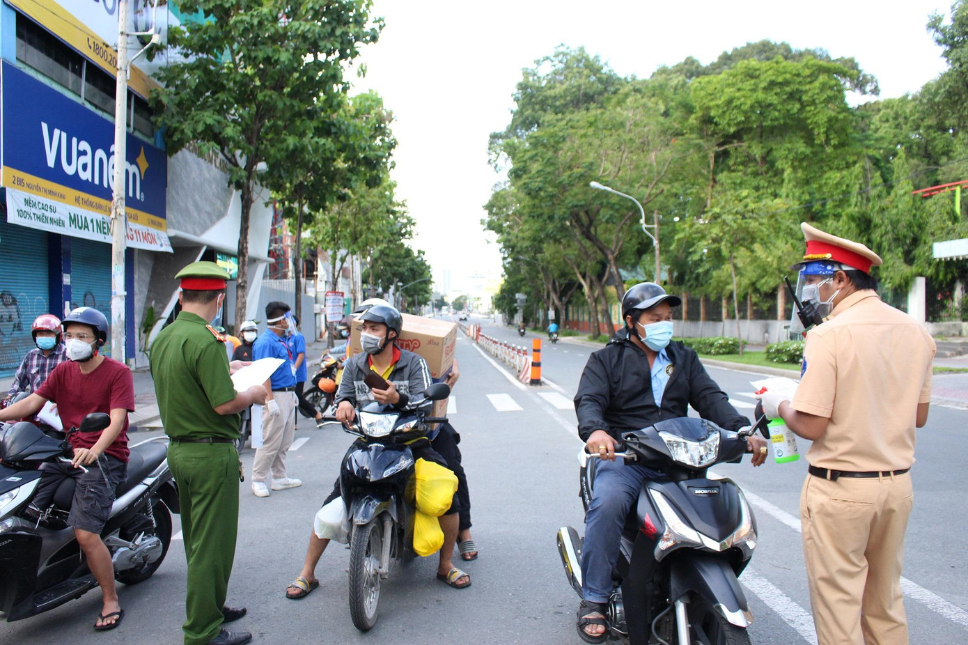 Đa số người dân ra đường đúng quy định nhưng một số ít cố tình vi phạm. Đa số người dân ra đường đúng quy định nhưng một số ít cố tình vi phạm.