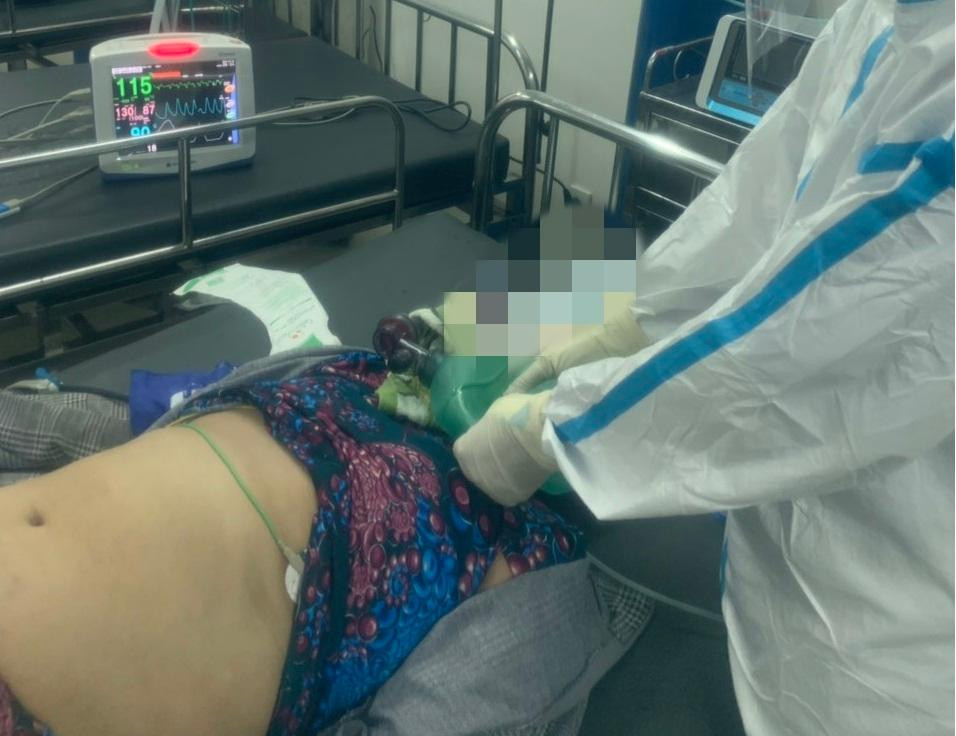 Các bác sĩ đã nỗ lực hồi sức suốt 2 giờ để cứu sống sinh mạng bệnh nhân.