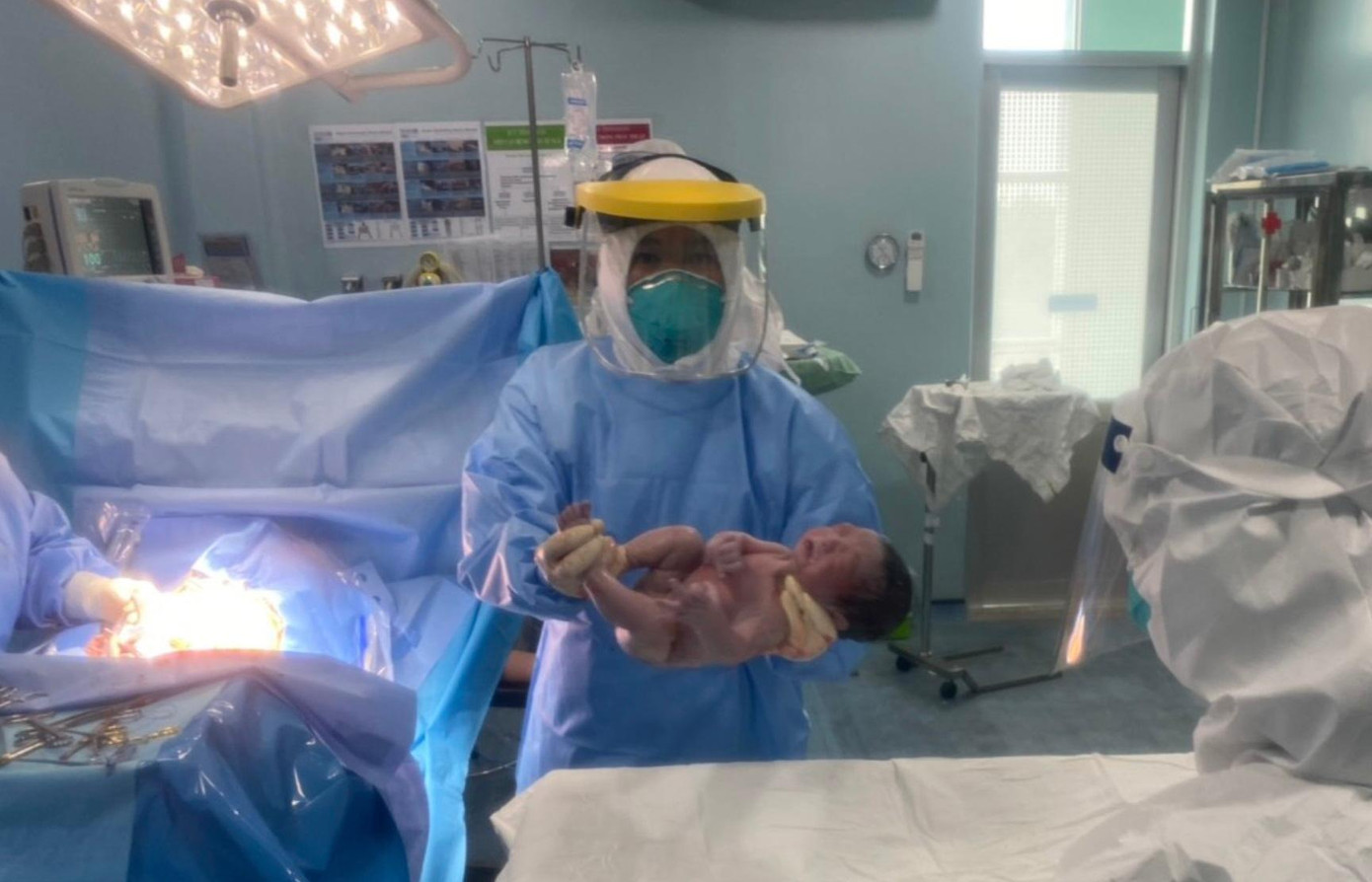 Khoảnh khắc một cháu bé chào đời trong Bệnh viện Dã chiến điều trị COVID-19 Củ Chi. Khoảnh khắc một cháu bé chào đời trong Bệnh viện Dã chiến điều trị COVID-19 Củ Chi.