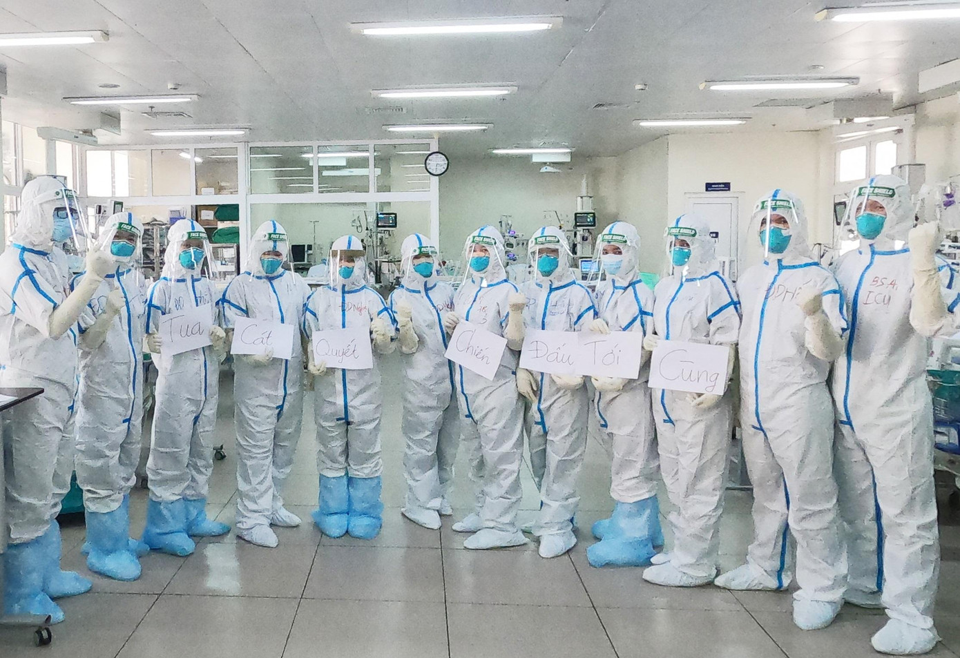 Tinh thần lạc quan và nghị lực phi thường đang là chìa khóa để chiến thắng dịch COVID-19. Tinh thần lạc quan và nghị lực phi thường đang là chìa khóa để chiến thắng dịch COVID-19.