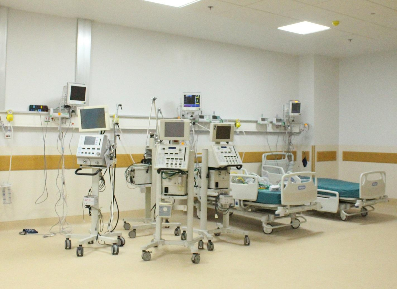 Trang thiết bị y tế đang được tiếp tục chuyển đến Bệnh viện Hồi sức COVID-19 để tăng khả năng tiếp nhận lên 1.000 giường.