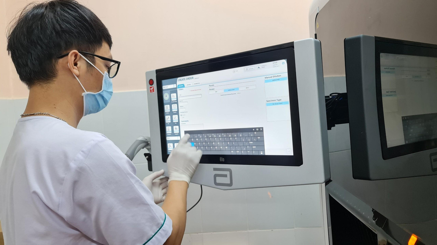 Hệ thống máy xét nghiệm tự động giúp hạn chế tối đa nhân sự hỗ trợ. Hệ thống máy xét nghiệm tự động giúp hạn chế tối đa nhân sự hỗ trợ.