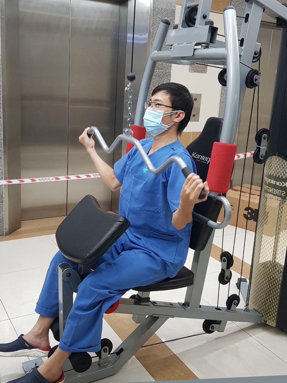 Nhân viên y tế được hỗ trợ các thiết bị tập thể dục ngay trong khu vực vừa cách ly vừa điều trị.