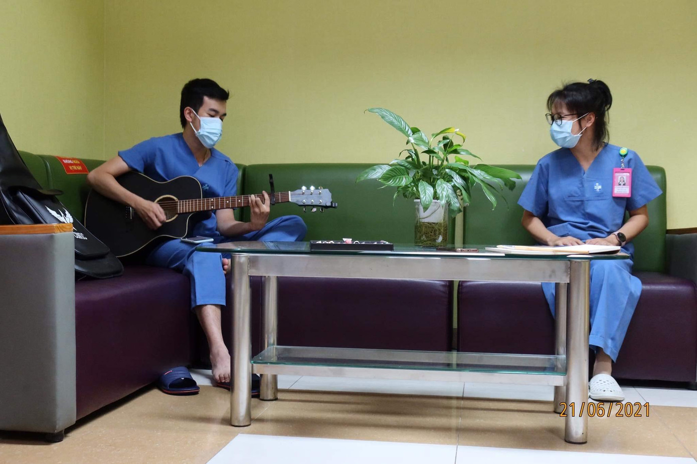 Đàn hát cùng nhau cũng là giải pháp quan trọng giúp nhân viên y tế giải tỏa căng thẳng, áp lực.