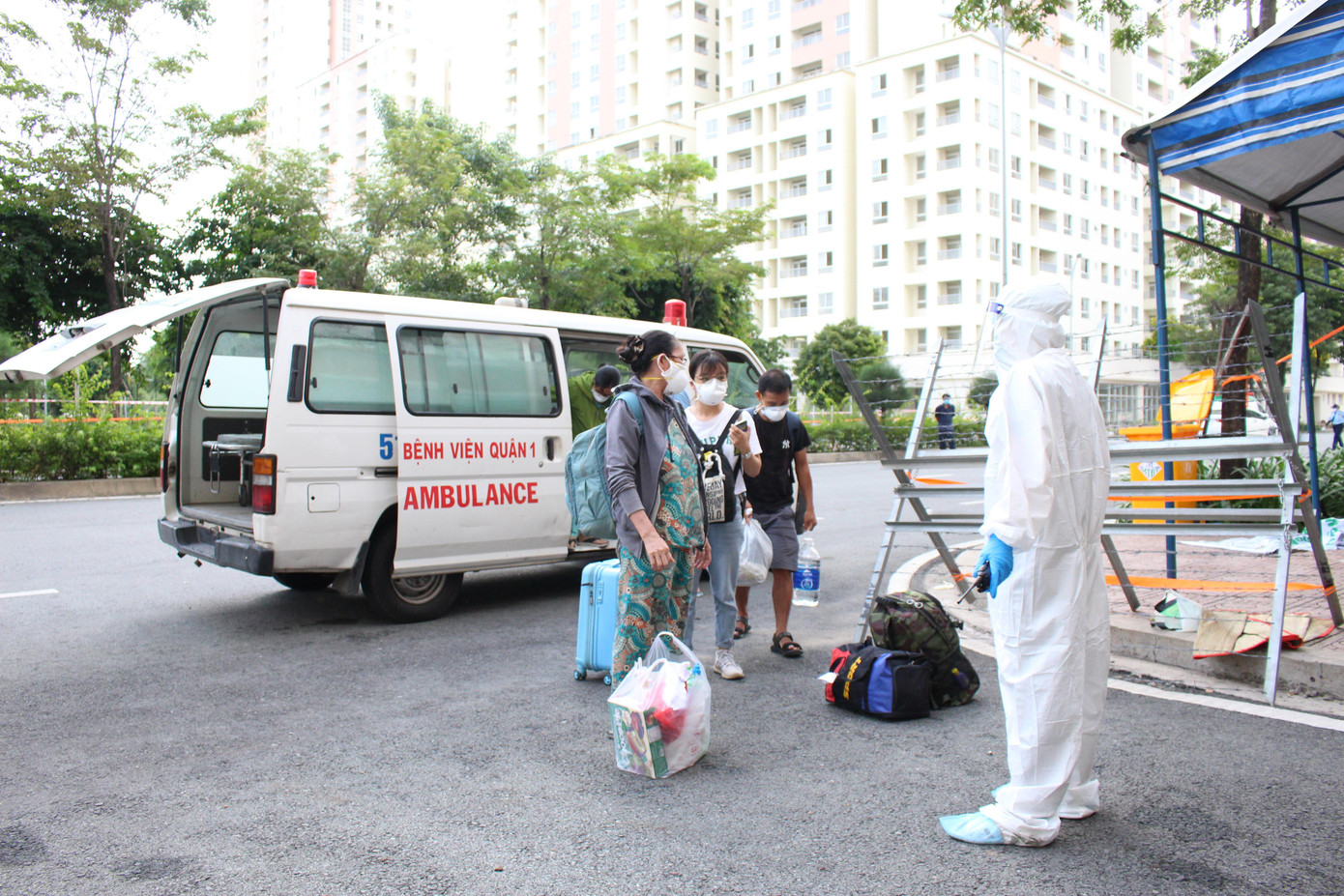 Cộng đồng cần tuân thủ các biện pháp phòng chống dịch để hạn chế số ca nhiễm, hạn chế bệnh chuyển nặng, tử vong. Cộng đồng cần tuân thủ các biện pháp phòng chống dịch để hạn chế số ca nhiễm, hạn chế bệnh chuyển nặng, tử vong.