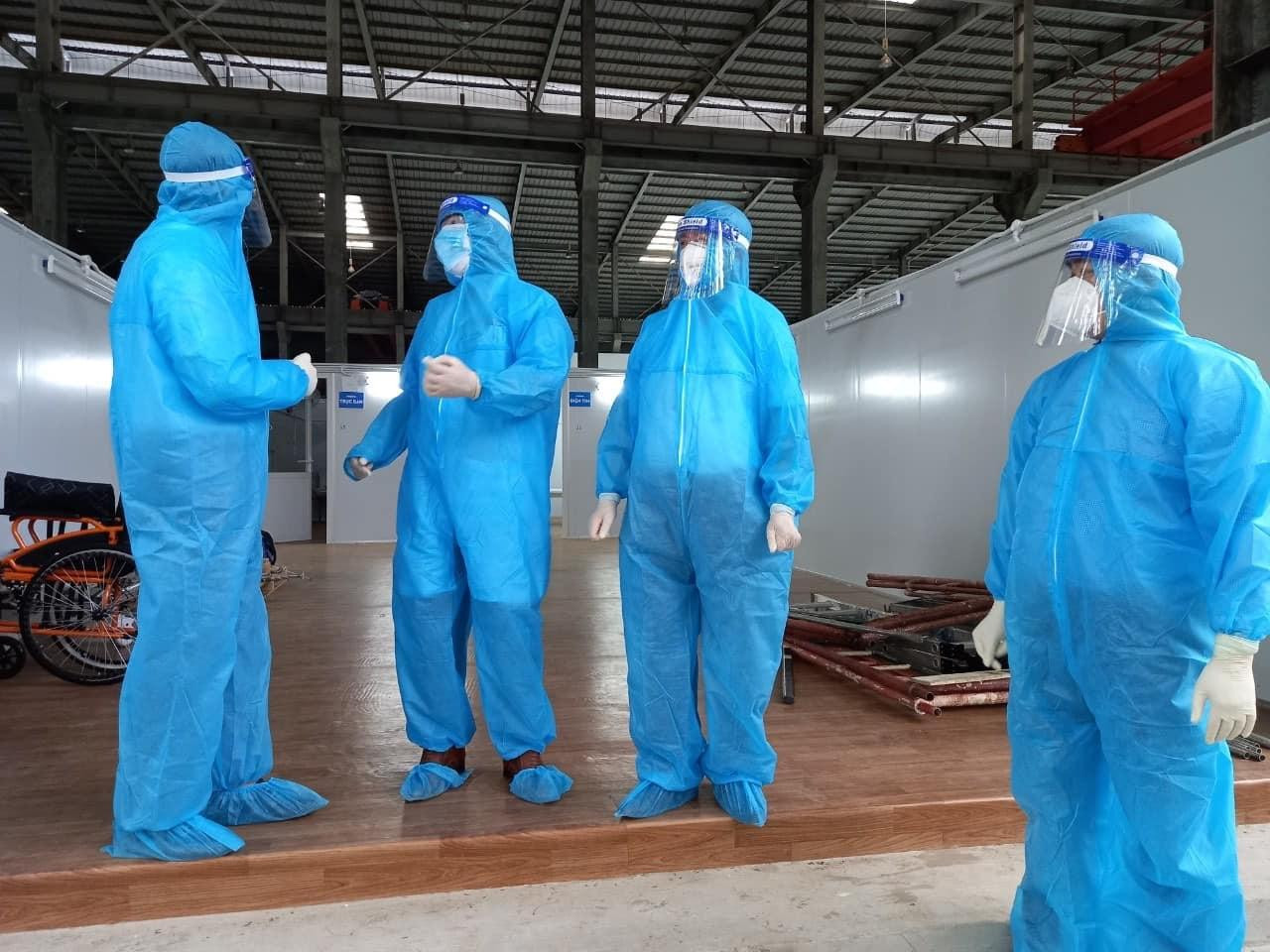 Đến ngày 31/7, các y bác sĩ Bệnh viện Bạch Mai đã đến và sát cánh cùng đồng nghiệp tại Bệnh viện Hùng Vương chăm sóc, điều trị các bệnh nhân. Hiện tình trạng sức khỏe của người bệnh tại đây khá ổn định, chỉ có một số người phải thở oxy. Những ngày tới sẽ có thêm nhân sự từ đoàn của Sở Y tế Vĩnh Phúc hỗ trợ.