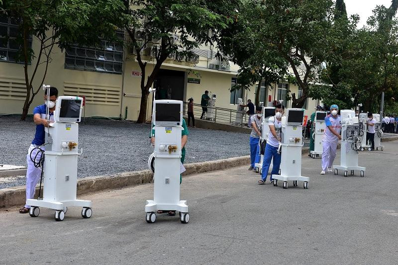 Để có thể cứu chữa được các trường hợp bệnh nặng, các bác sĩ cần hỗ trợ thêm rất nhiều trang thiết bị đặc biệt là máy thở. Để có thể cứu chữa được các trường hợp bệnh nặng, các bác sĩ cần hỗ trợ thêm rất nhiều trang thiết bị đặc biệt là máy thở.