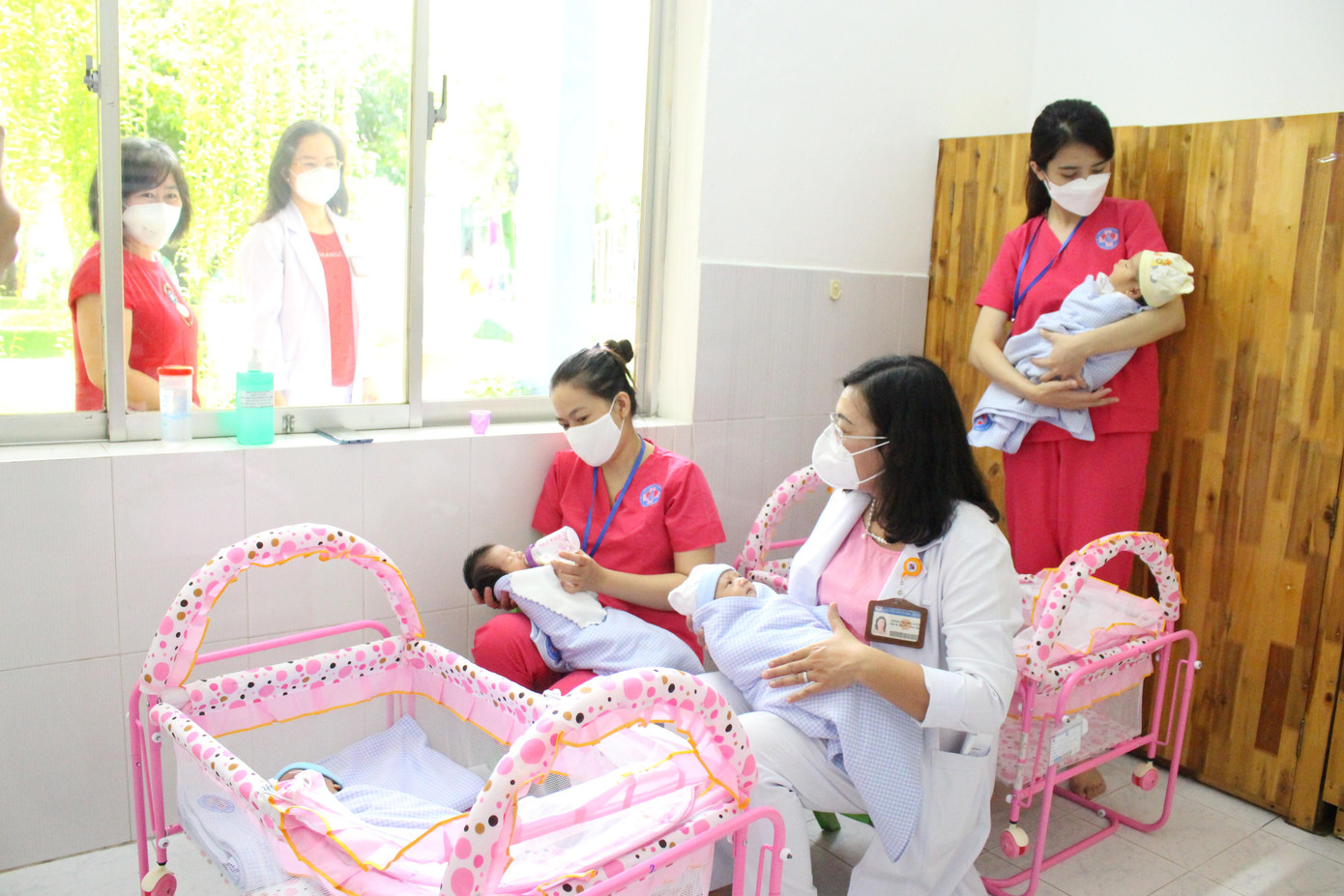 Hiện đã có khoảng 20 trẻ được chuyển đến chăm sóc tại Trung tâm do chưa có người thân đến đón.