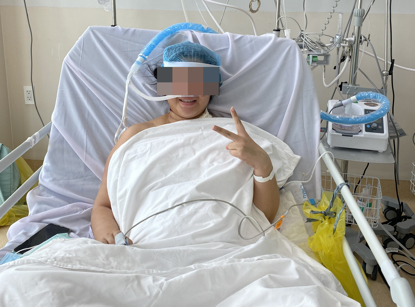 Sản phụ nở nụ cười hạnh phúc khi cả hai mẹ con thoát khỏi cửa tử. Sản phụ nở nụ cười hạnh phúc khi cả hai mẹ con thoát khỏi cửa tử.