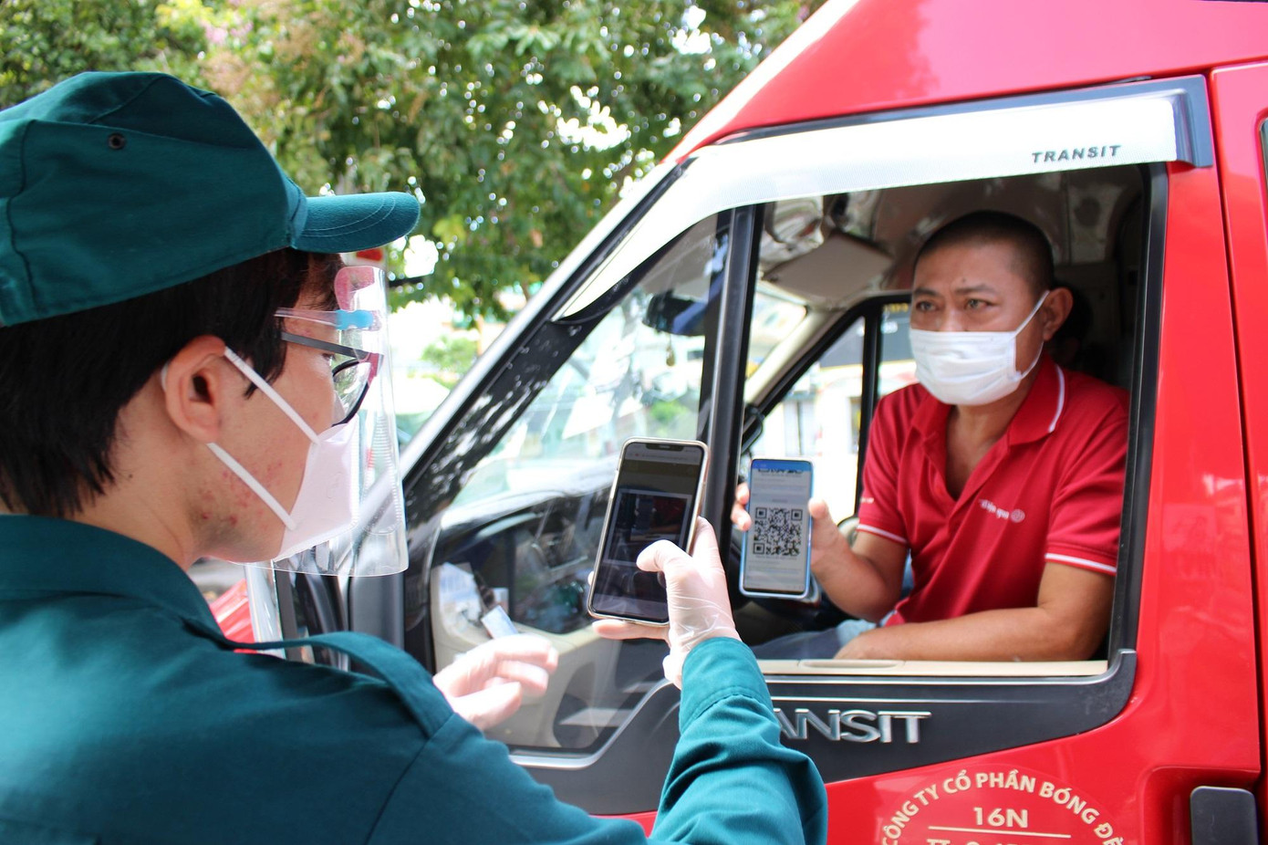 Những người đã chích đủ 2 mũi vắc xin đảm bảo thời gian sinh kháng thể và người mắc COVID-19 được điều trị khỏi sẽ được cấp "thẻ xanh COVID-19" để tham gia các hoạt động kinh tế, xã hội Những người đã chích đủ 2 mũi vắc xin đảm bảo thời gian sinh kháng thể và người mắc COVID-19 được điều trị khỏi sẽ được cấp "thẻ xanh COVID-19" để tham gia các hoạt động kinh tế, xã hội