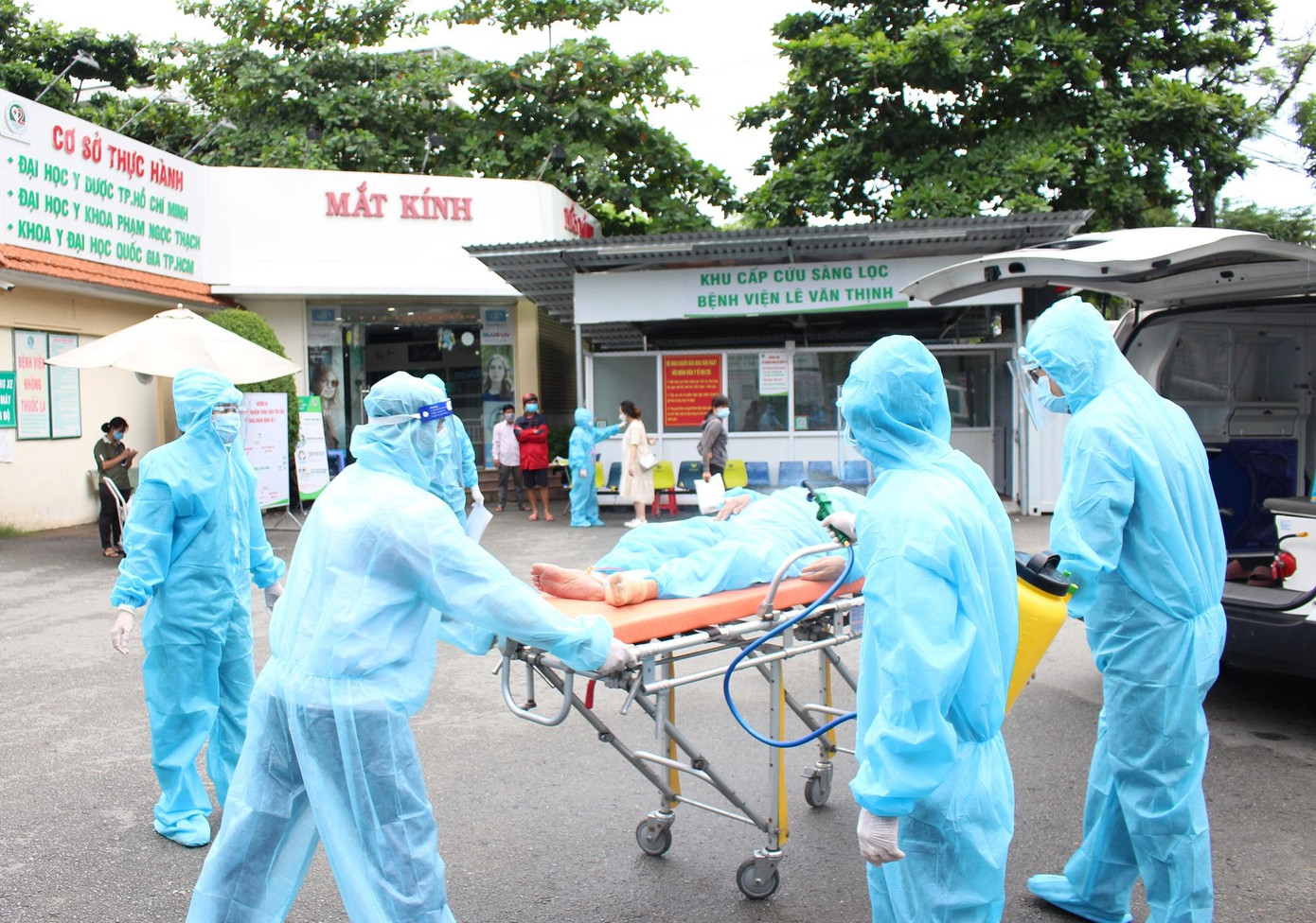 Số ca bệnh mắc COVID-19 ngoài cộng đồng vẫn ở mức cao khiến nỗ lực kéo giảm tử vong chưa bền vững. Số ca bệnh mắc COVID-19 ngoài cộng đồng vẫn ở mức cao khiến nỗ lực kéo giảm tử vong chưa bền vững.