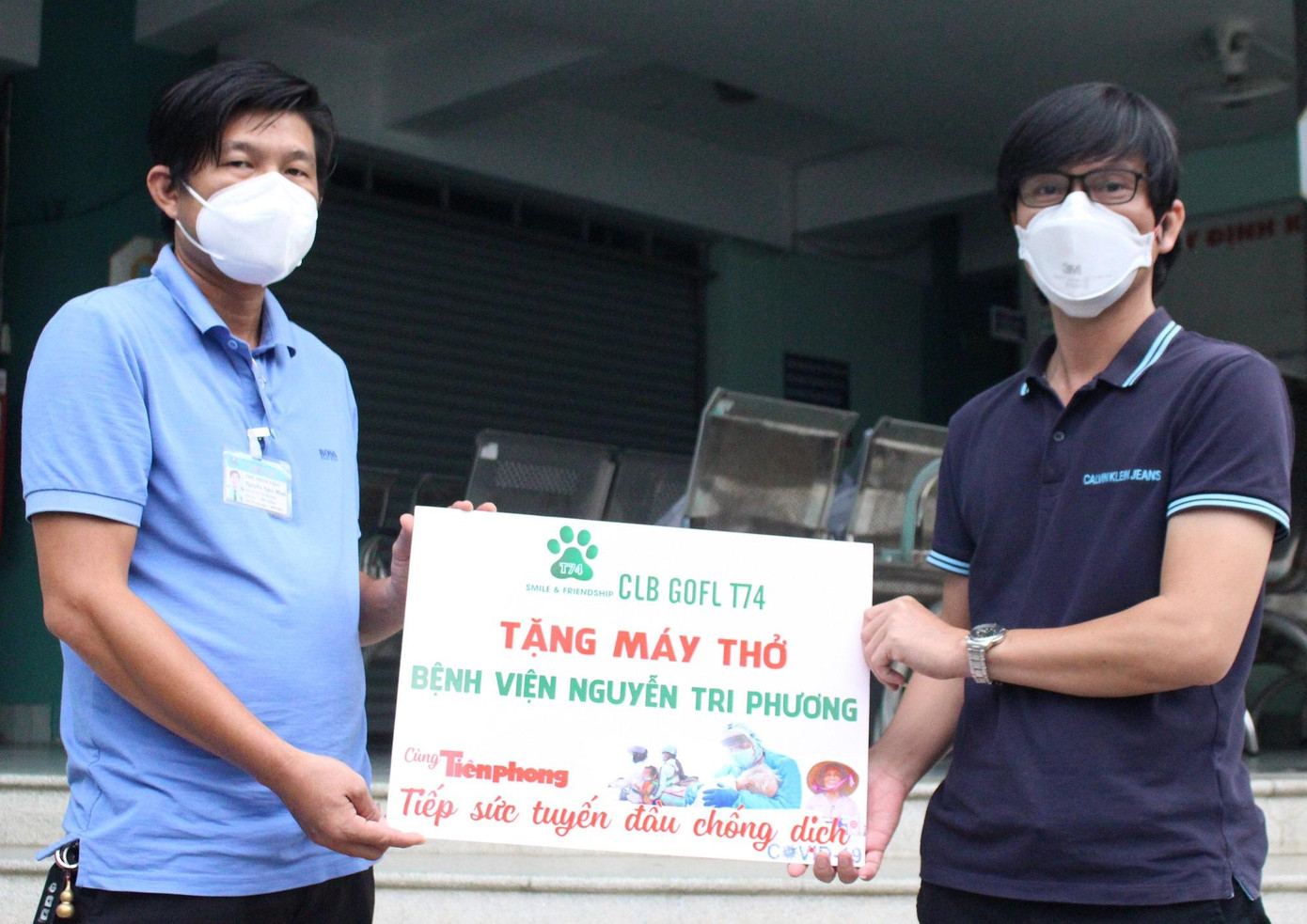 Đại diện Bệnh viện Nguyễn Tri Phương (bên trái) tiếp nhận trang thiết bị bạn đọc Báo Tiền Phong hỗ trợ.