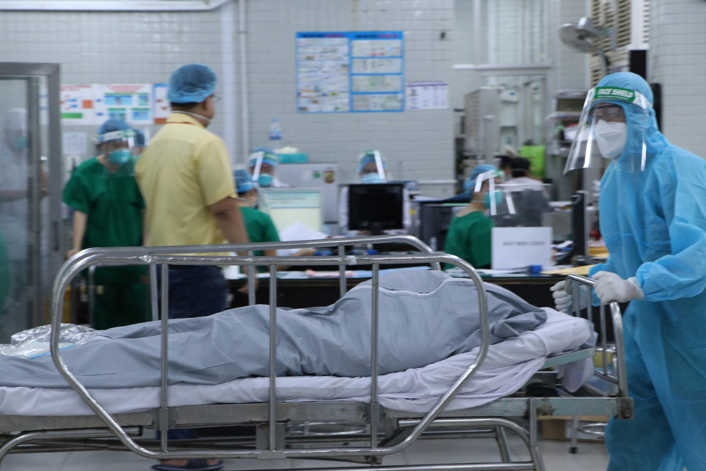 Ngành y tế đang nỗ lực làm tất cả những gì có thể nhưng bệnh nhân tử vong vì COVID-19 vẫn ở mức cao (Ảnh: Ngô Bình). Ngành y tế đang nỗ lực làm tất cả những gì có thể nhưng bệnh nhân tử vong vì COVID-19 vẫn ở mức cao (Ảnh: Ngô Bình).