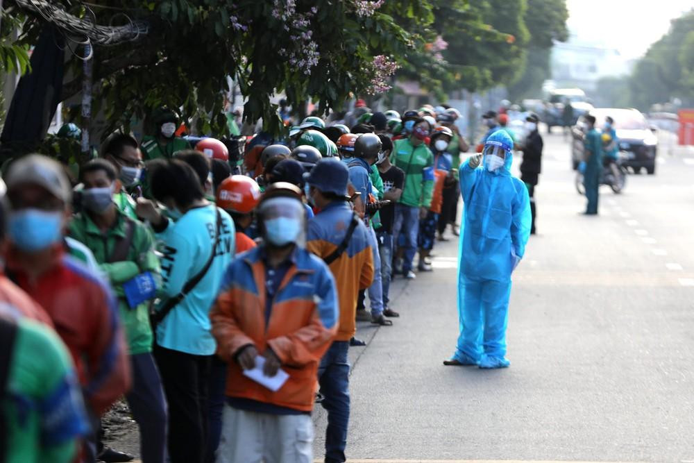 Shipper xếp hàng dài chờ xét nghiệm trong sáng 20/9 (ảnh: Ngô Bình) Shipper xếp hàng dài chờ xét nghiệm trong sáng 20/9 (ảnh: Ngô Bình)