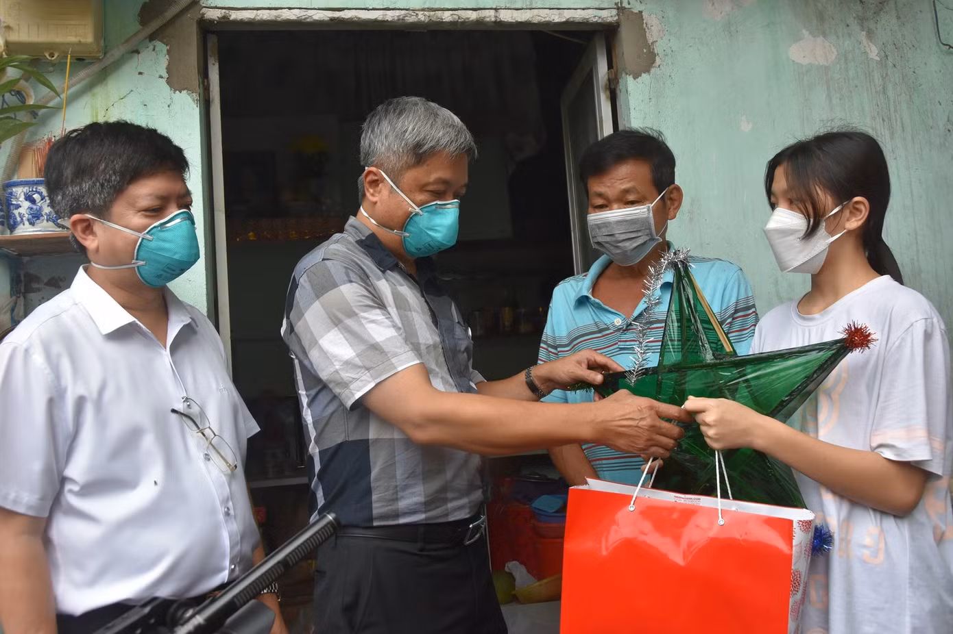Thứ trưởng Trường Sơn tặng quà trung thu cho trẻ không may rơi vào cảnh mồ côi tại Quận 8, TPHCM