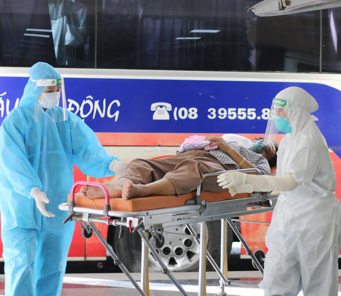 Nhiều bệnh nhân cách ly, điều trị tại nhà khó tiếp cận dịch vụ y tế đang rơi vào nguy kịch hoặc tử vong. Nhiều bệnh nhân cách ly, điều trị tại nhà khó tiếp cận dịch vụ y tế đang rơi vào nguy kịch hoặc tử vong.