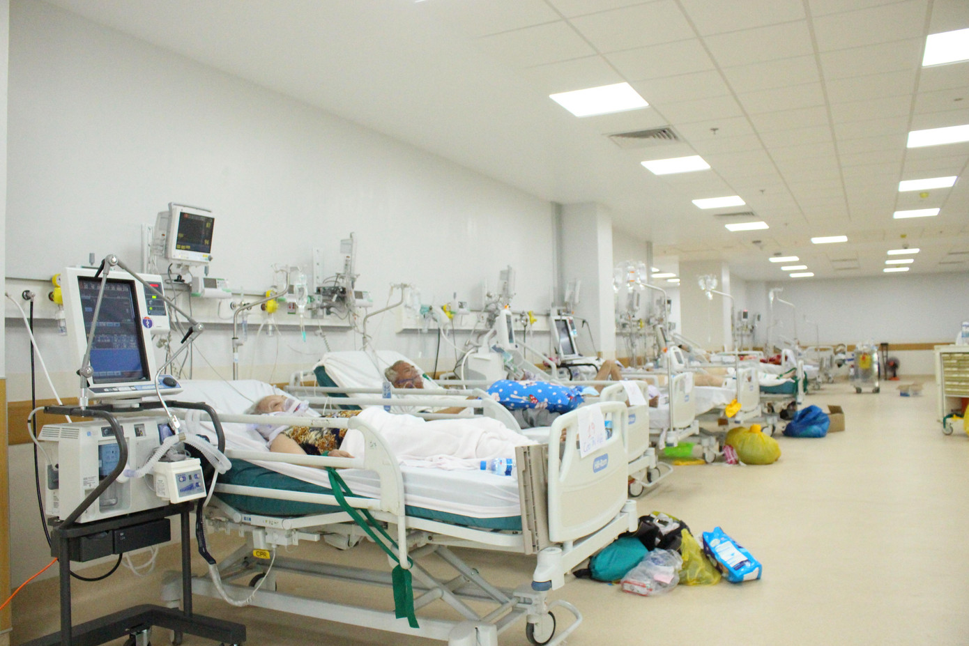 Giải pháp trước mắt và quan trọng nhất là đẩy mạnh điều trị để giảm số ca tử vong trong cộng đồng. Giải pháp trước mắt và quan trọng nhất là đẩy mạnh điều trị để giảm số ca tử vong trong cộng đồng.