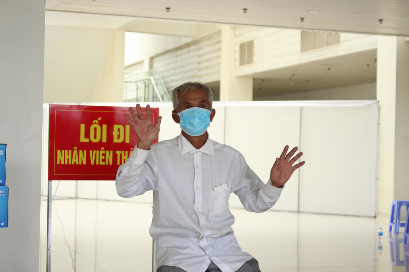 Niềm vui của một bệnh nhân mắc COVID-19 sau khi vượt qua 'cửa tử', được xuất viện về nhà. Niềm vui của một bệnh nhân mắc COVID-19 sau khi vượt qua 'cửa tử', được xuất viện về nhà.