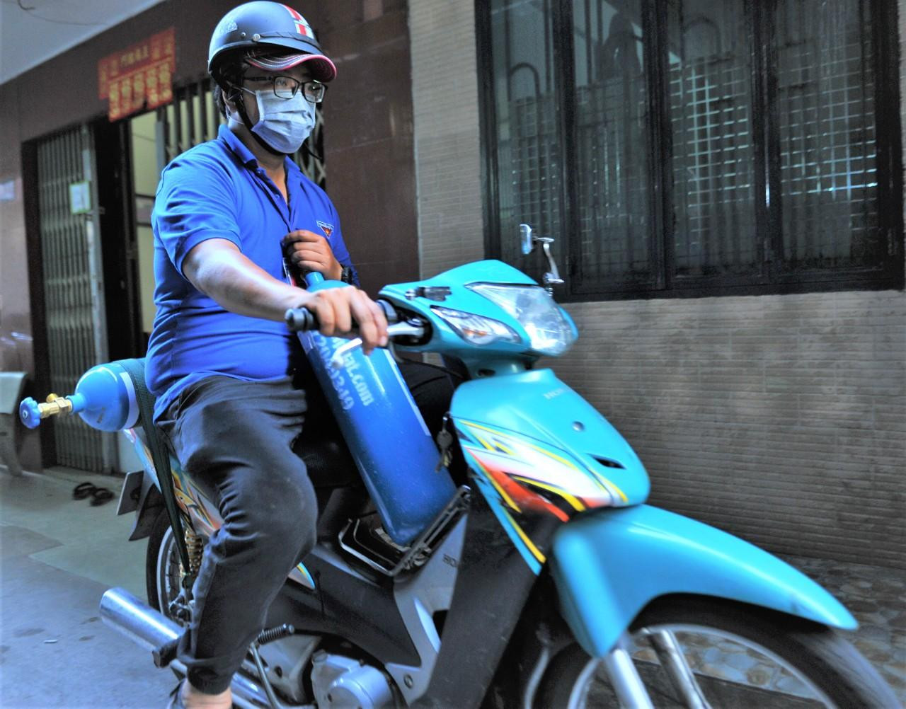 Các tình nguyện viên đang chạy đua với thời gian để tiếp ứng kịp thời oxy, giữ lại sinh mạng cho F0.