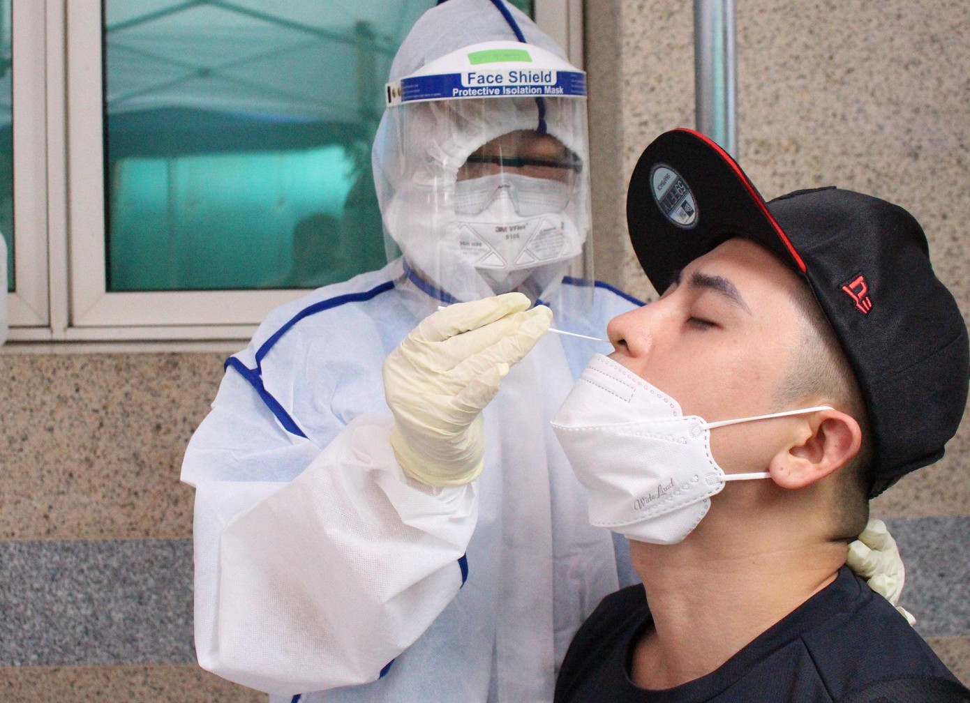 Nhân viên y tế đang là những người căng mình trên tuyến đầu chống dịch COVID-19. Nhân viên y tế đang là những người căng mình trên tuyến đầu chống dịch COVID-19.