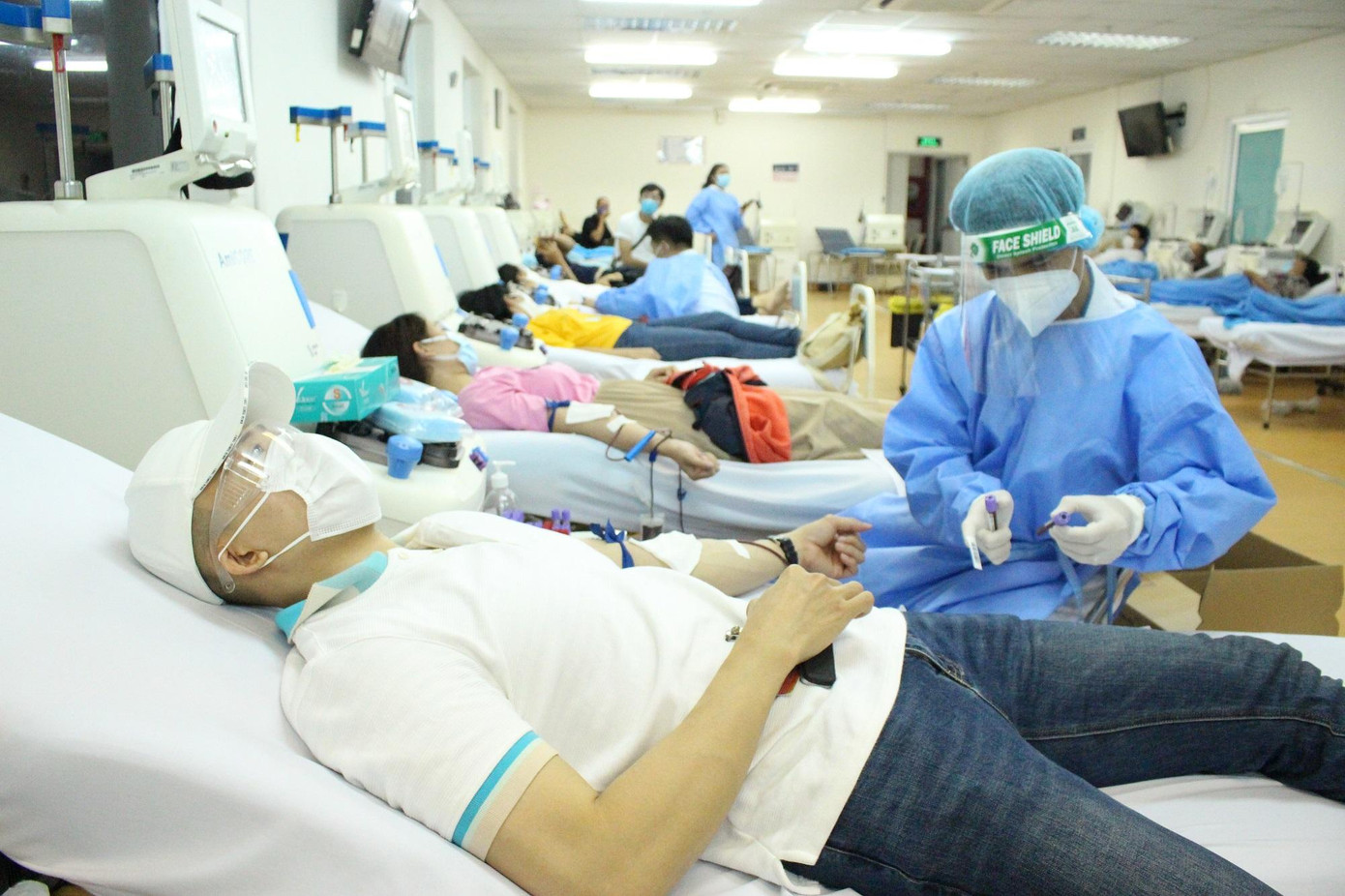 Bên trong khu vực tiếp nhận máu của Trung tâm Truyền máu Chợ Rẫy rất đông người đang chia sẻ giọt máu của mình.