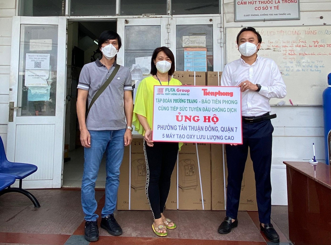10 máy tạo oxy lưu lượng cao được trao tận tay lãnh đạo phường Tân Thuận Đông và phường Tân Phong, Quận 7 10 máy tạo oxy lưu lượng cao được trao tận tay lãnh đạo phường Tân Thuận Đông và phường Tân Phong, Quận 7