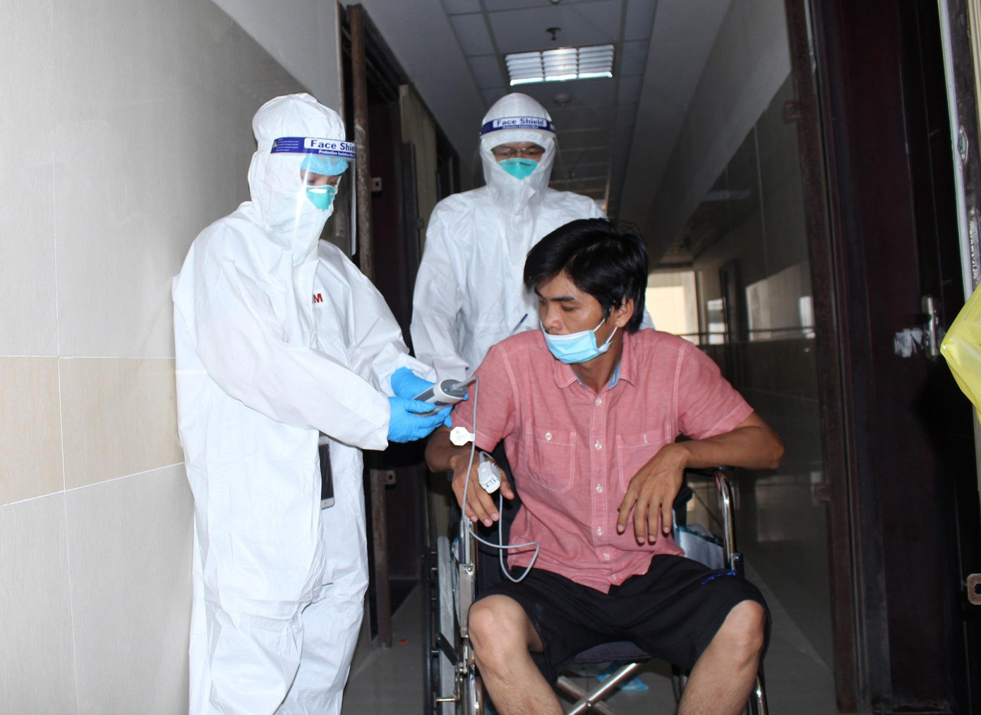 Lực lượng y tế đang rất cần sự đồng hành chia sẻ để giảm bớt gánh nặng quá tải bệnh nhân COVID-19. Lực lượng y tế đang rất cần sự đồng hành chia sẻ để giảm bớt gánh nặng quá tải bệnh nhân COVID-19.