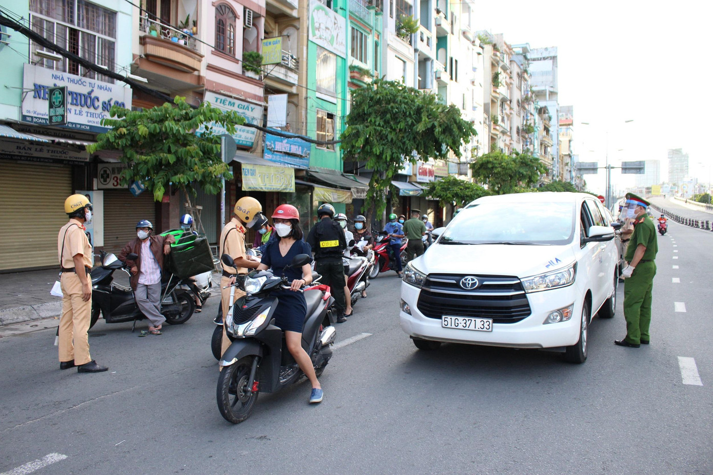 Các chốt kiểm soát dịch đang thực hiện nghiêm quy định theo Chỉ thị 16 để ngăn chặn, xử lý người ra đường không có lý do chính đáng. Các chốt kiểm soát dịch đang thực hiện nghiêm quy định theo Chỉ thị 16 để ngăn chặn, xử lý người ra đường không có lý do chính đáng.