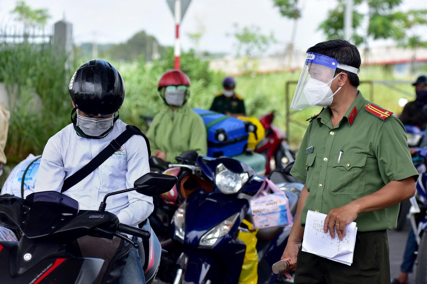 Cơ quan chức năng đang tăng cường kiểm tra, giám sát xử lý các trường hợp ra đường không có lý do chính đáng. Cơ quan chức năng đang tăng cường kiểm tra, giám sát xử lý các trường hợp ra đường không có lý do chính đáng.