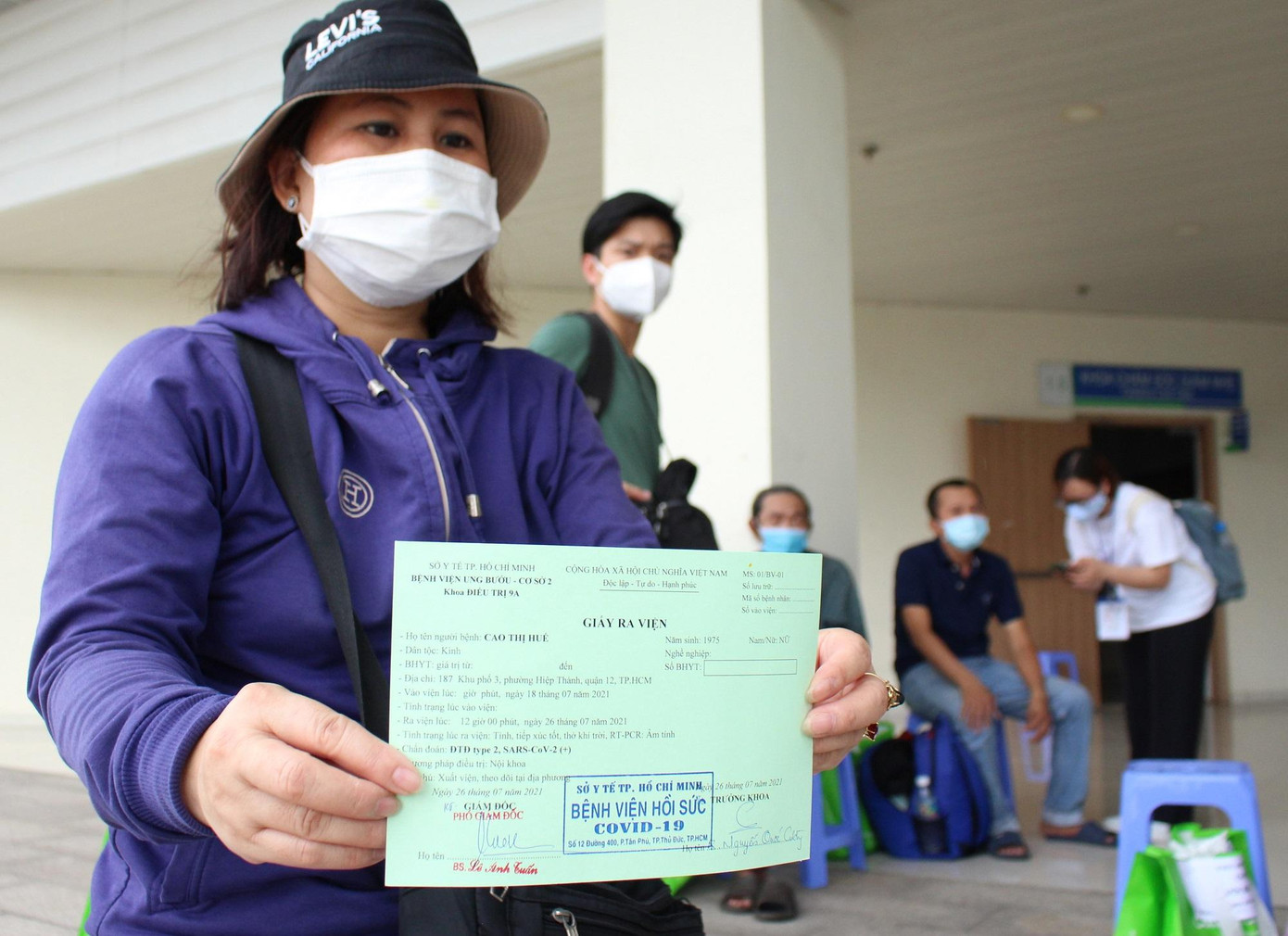 Bệnh nhân sau điều trị khỏi COVID-19 được cấp giấy ra viện, đây là cơ sở để giải quyết các vấn đề liên quan đến việc cấp giấy đi đường cũng như các chính sách y tế