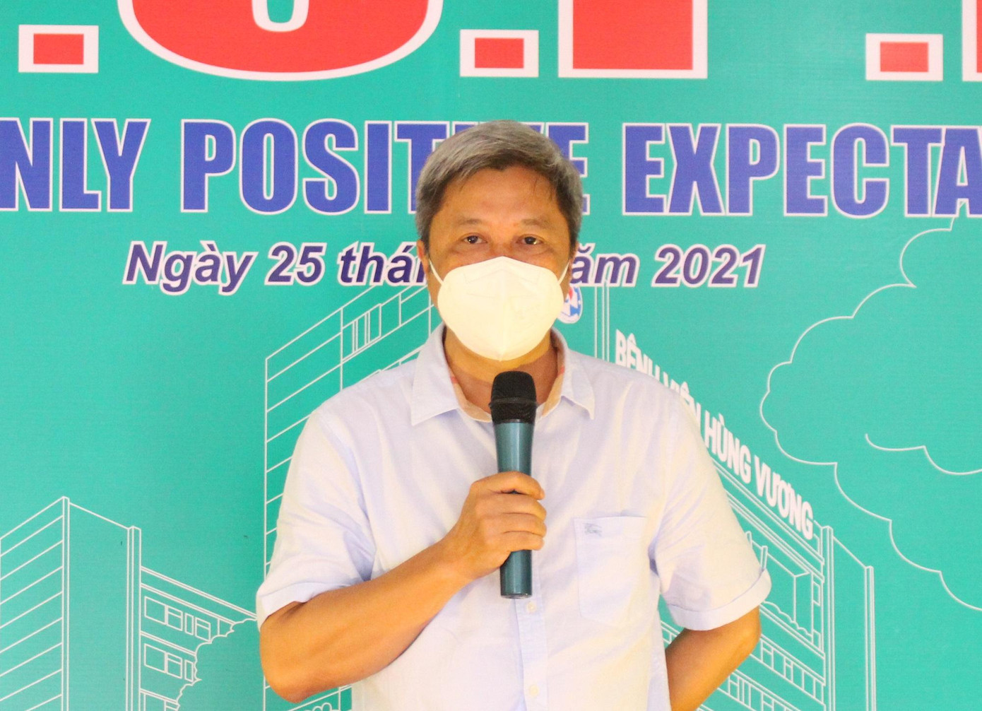 Thứ trưởng Bộ Y tế Nguyễn Trường Sơn kêu gọi người dân tự thực hiện test nhanh kháng nguyên SARS-CoV-2 tại nhà. Thứ trưởng Bộ Y tế Nguyễn Trường Sơn kêu gọi người dân tự thực hiện test nhanh kháng nguyên SARS-CoV-2 tại nhà.