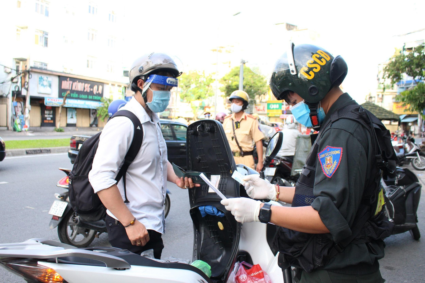 Người dân có nhu cầu về quê cần đăng ký với chính quyền địa phương để được hỗ trợ. Người dân có nhu cầu về quê cần đăng ký với chính quyền địa phương để được hỗ trợ.