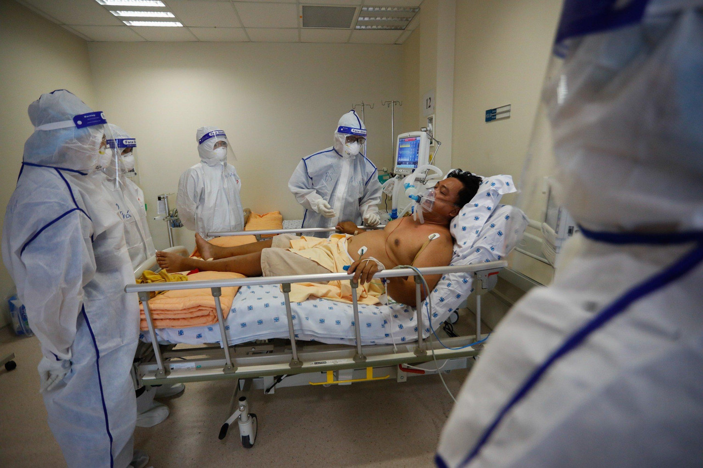 Các bác sĩ sẽ áp dụng liệu pháp tâm lý từ gia đình người bệnh để nâng đỡ tinh thần, giúp bệnh nhân vượt lên chính mình. Các bác sĩ sẽ áp dụng liệu pháp tâm lý từ gia đình người bệnh để nâng đỡ tinh thần, giúp bệnh nhân vượt lên chính mình.