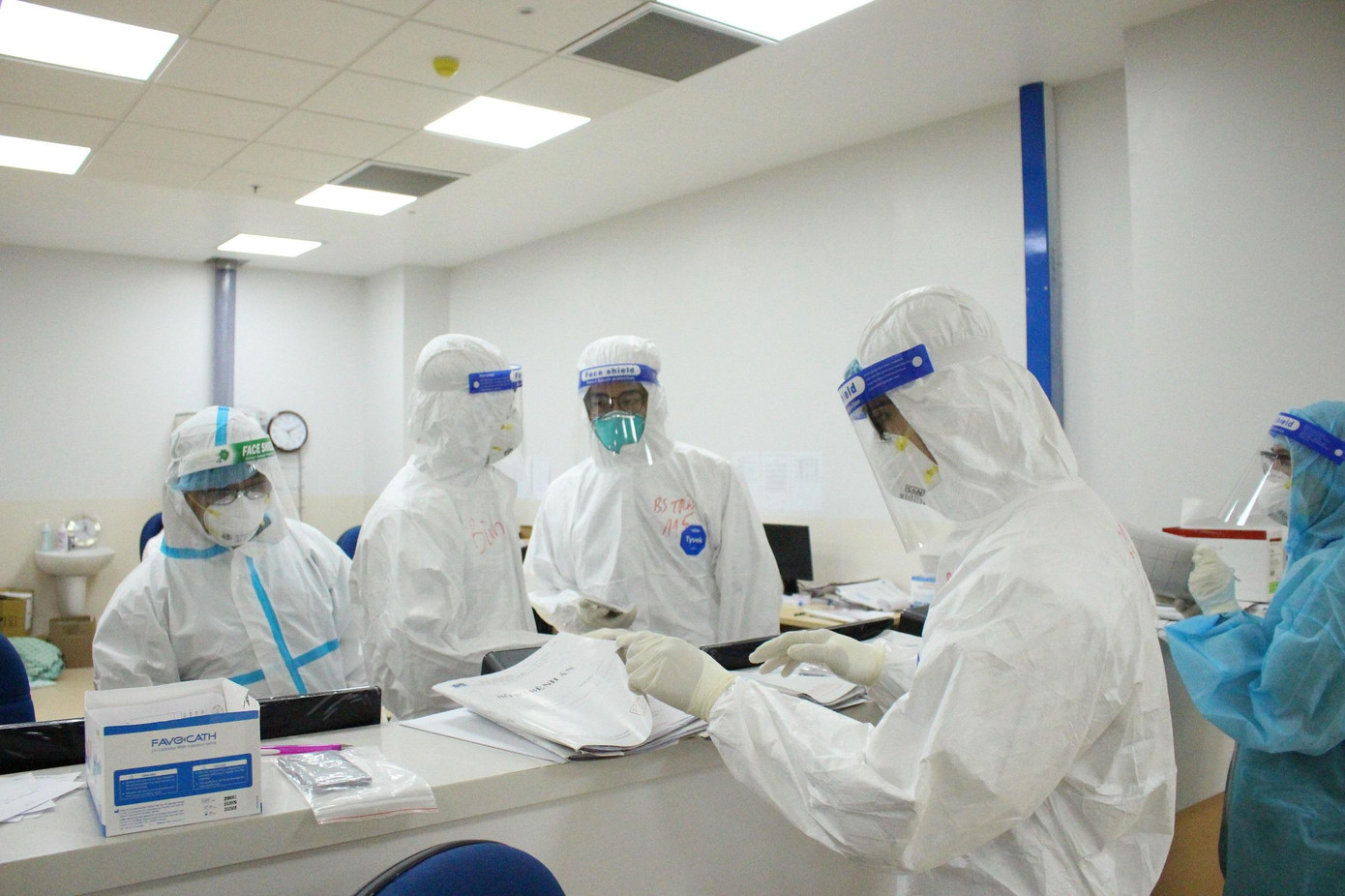 Các bác sĩ, điều dưỡng đã làm việc không quản ngày đêm canh giữ sinh mạng cho người bệnh.