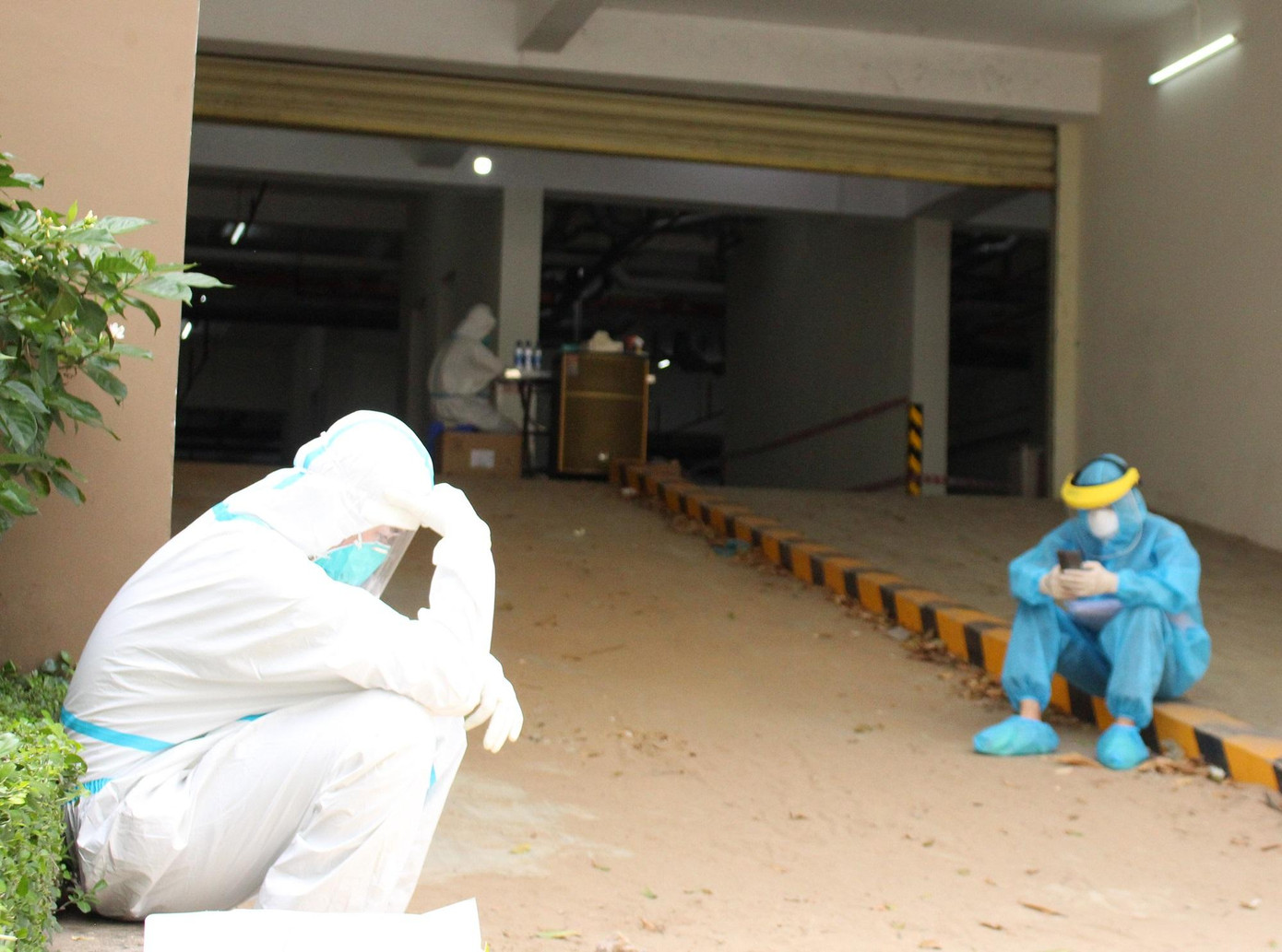 Sau những mệt mỏi, nhân viên y tế vẫn đang nỗ lực làm việc bằng ý chí của mình để cứu người bệnh.