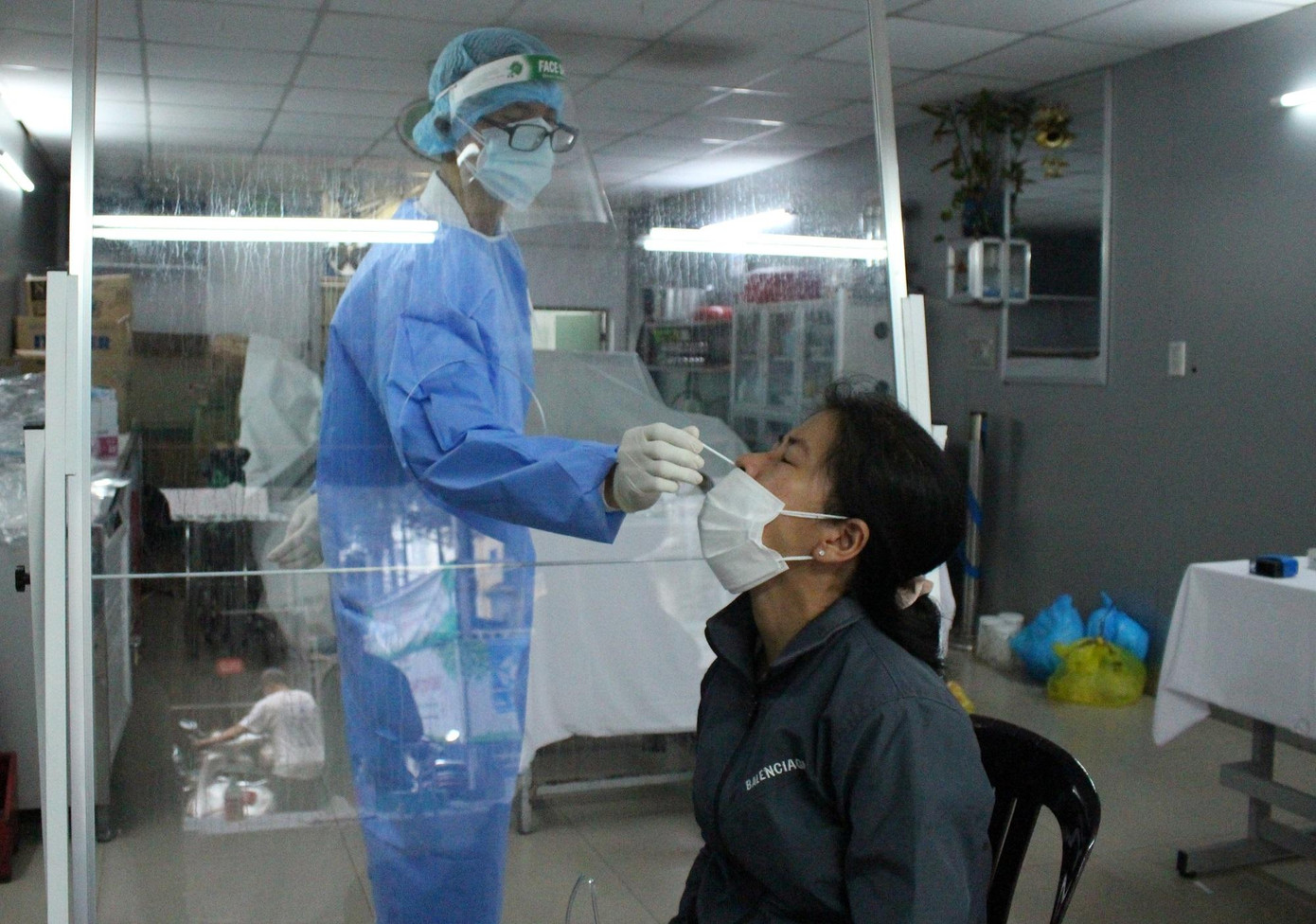 Trước khi vào khu vực hiến máu, tất cả những người tham gia đều được lấy mẫu test nhanh COVID-19 để ngăn chặn nguy cơ lây nhiễm và sàng lọc để tránh tiếp nhận nguồn máu từ những người không may mắc COVID-19.