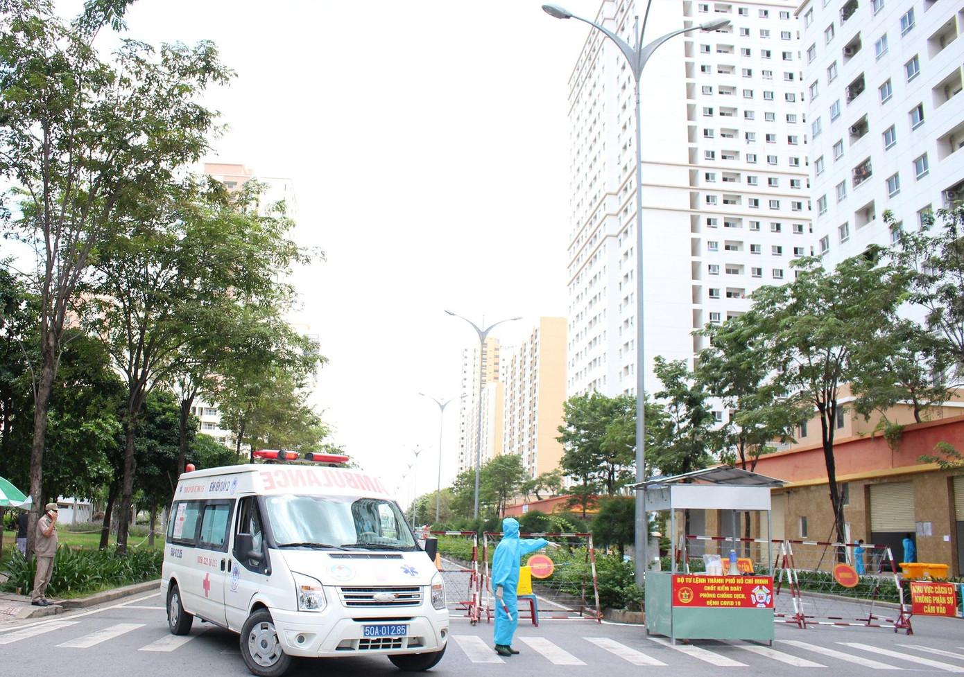 Cuộc chiến chống dịch COVID-19 đang ngày căng thẳng khi số ca bệnh tiếp tục tăng cao.