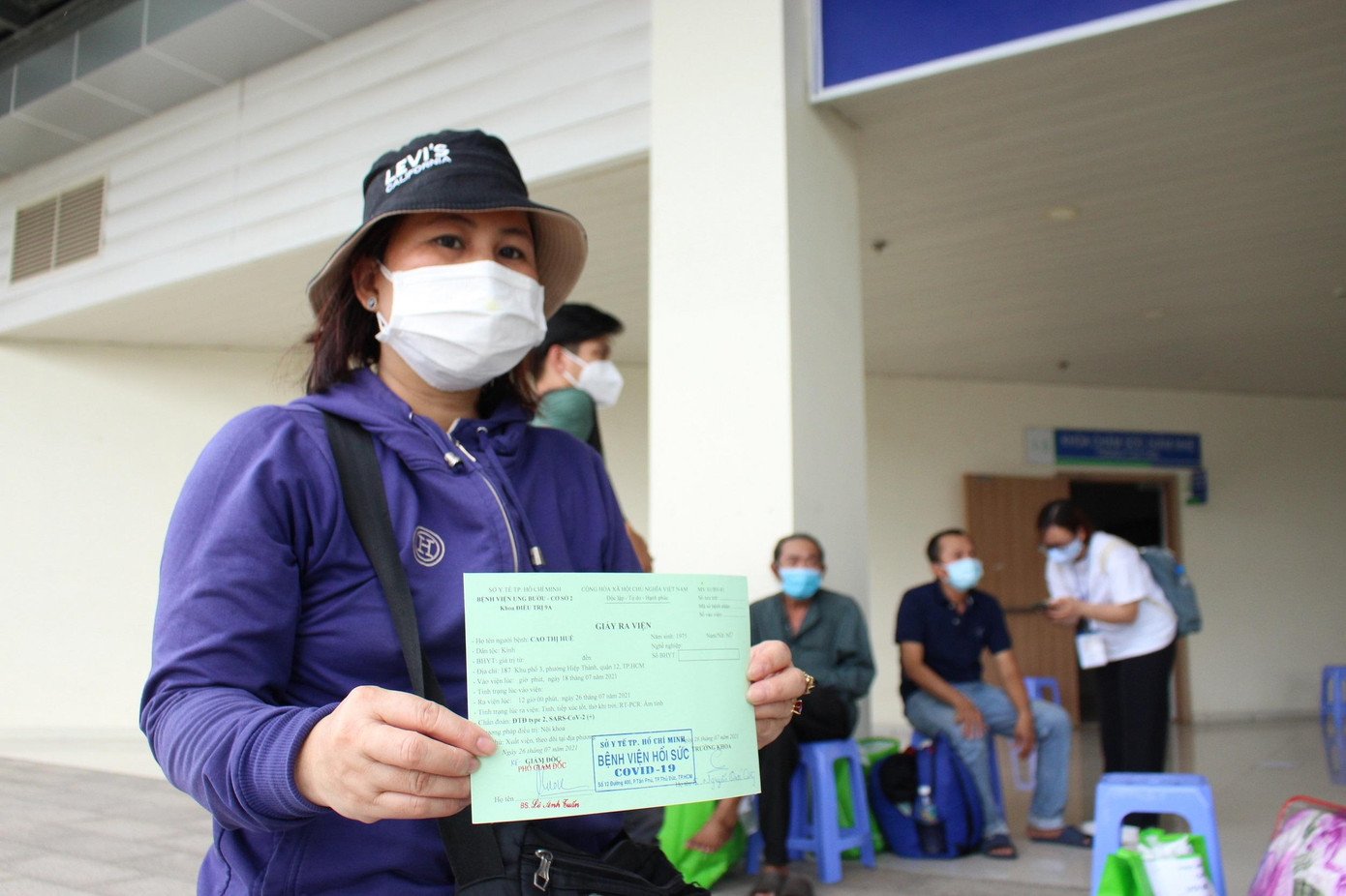 Niềm vui vỡ òa của nhiều bệnh nhân sau khi vượt qua cửa tử được trở về với gia đình.