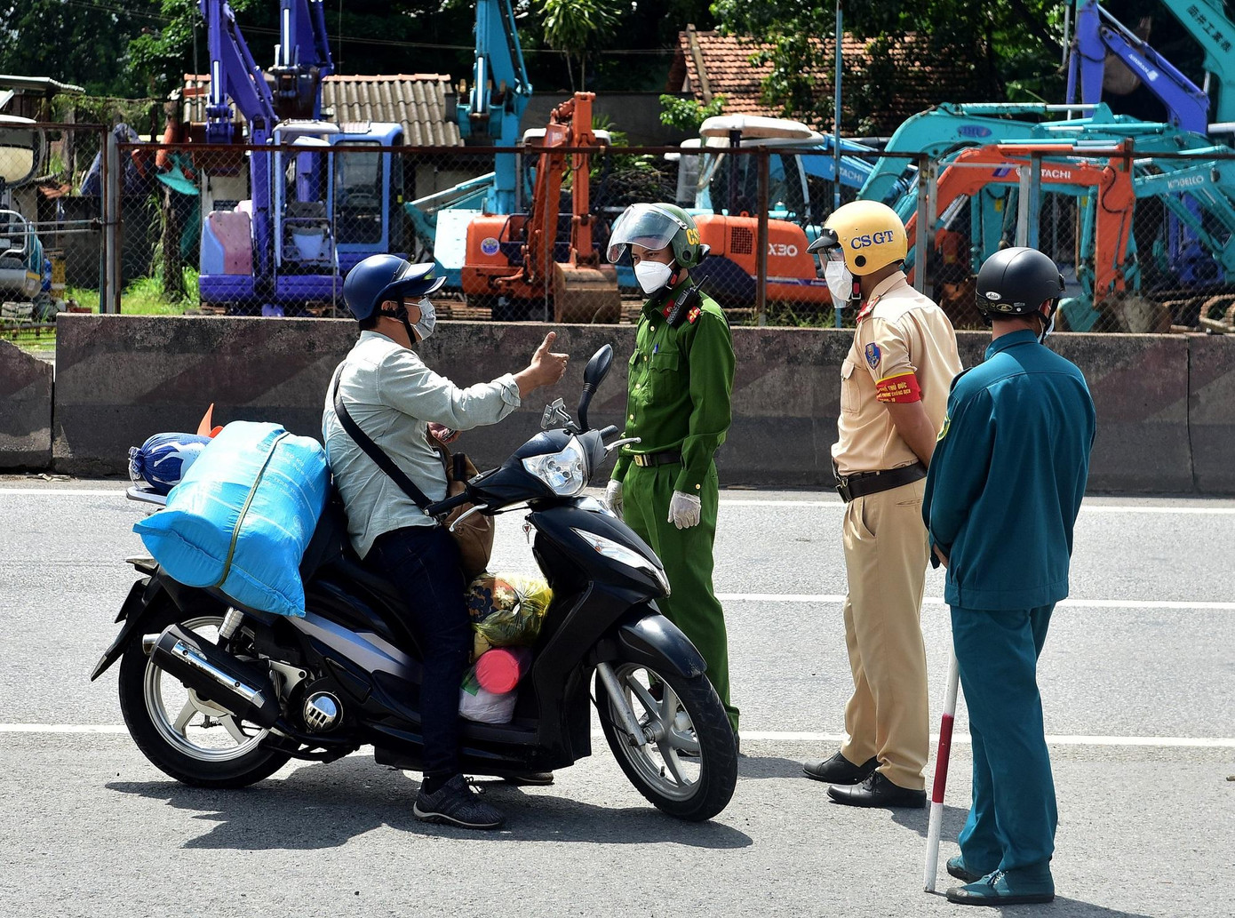Công an Thành phố không đổi giấy đi đường nhưng sẽ tăng cường kiểm soát để đảm bảo người dân tuân thủ nghiêm các quy định nếu thành phố tiếp tục giãn cách xã hội. Công an Thành phố không đổi giấy đi đường nhưng sẽ tăng cường kiểm soát để đảm bảo người dân tuân thủ nghiêm các quy định nếu thành phố tiếp tục giãn cách xã hội.