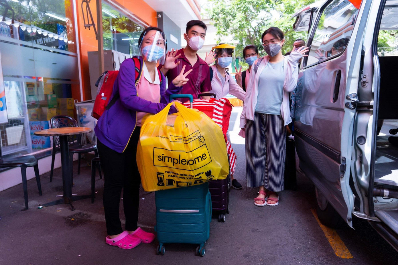 Tại trụ sở của bệnh viện, để chủ động công tác phòng chống dịch hiện nay đã tạm chia thành 2 khu vực chính, trong đó một khu phục vụ cho các bệnh nhân thường, không có nguy cơ nhiễm và không mắc COVID-19. Một khu vực khác tách biệt chuyên điều trị các các bệnh nhân nhiễm hoặc nghi nhiễm COVID-19 có nhu cầu sinh và chăm sóc sức khỏe sinh sản.