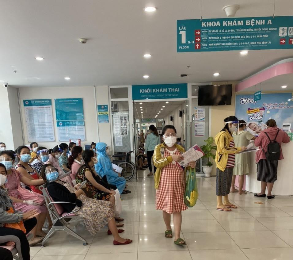 Những thai phụ và phụ nữ cho con bú đến đăng ký tiêm phòng tại bệnh viện (ảnh: BVCC)