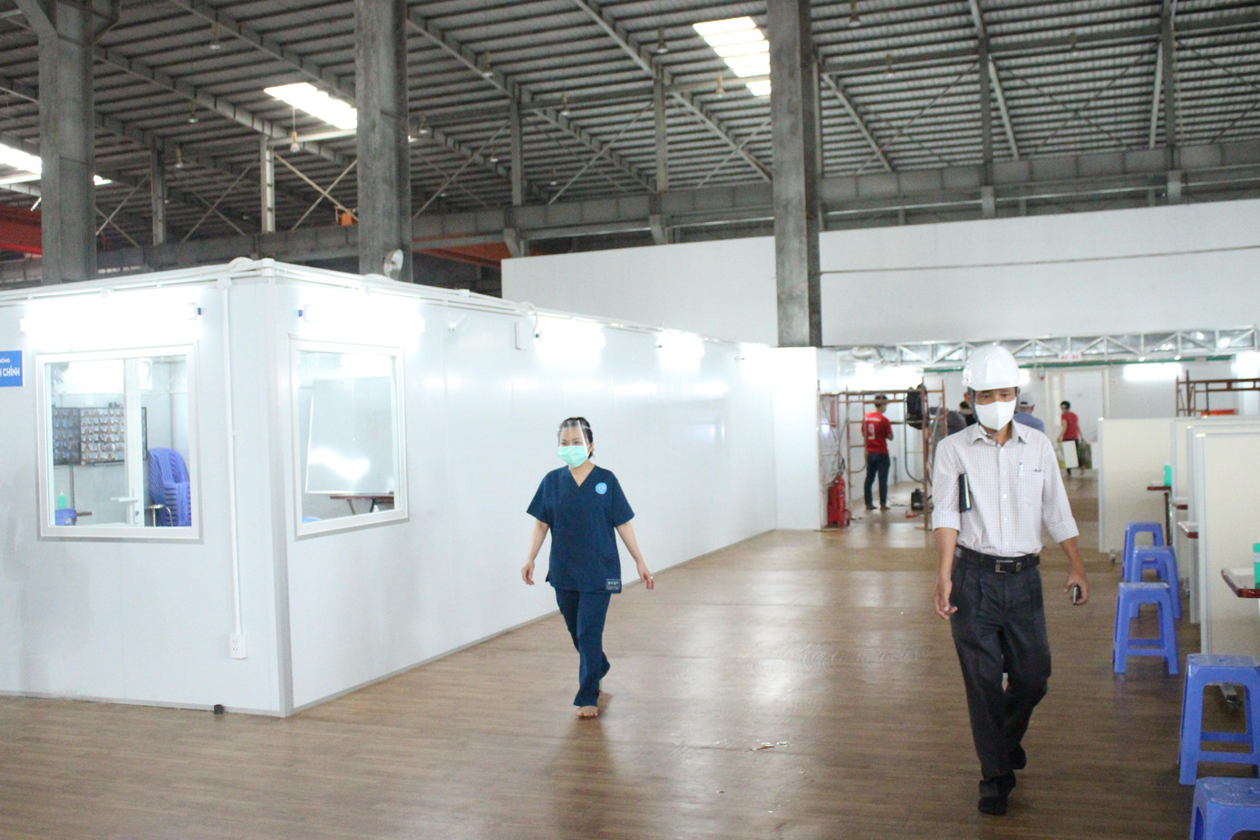 Để Bệnh viện Dã chiến số 13 và Trung tâm Hồi sức COVID-19 tại đây đi vào hoạt động, Bệnh viện Hữu nghị Việt Đức sẽ “chi viện” đội quân tinh nhuệ là những bác sĩ hồi sức, điều dưỡng có khả năng thiết lập thở máy, điều trị tốt nhất cho người bệnh. Công tác hậu cần tại đây sẽ được UBND TPHCM và ngành y tế thành phố hỗ trợ thêm nhân lực. Trong ảnh: Nhiều bệnh viện dã chiến đã được lập trong thời gian rất ngắn để thu dung, điều trị bệnh nhân.