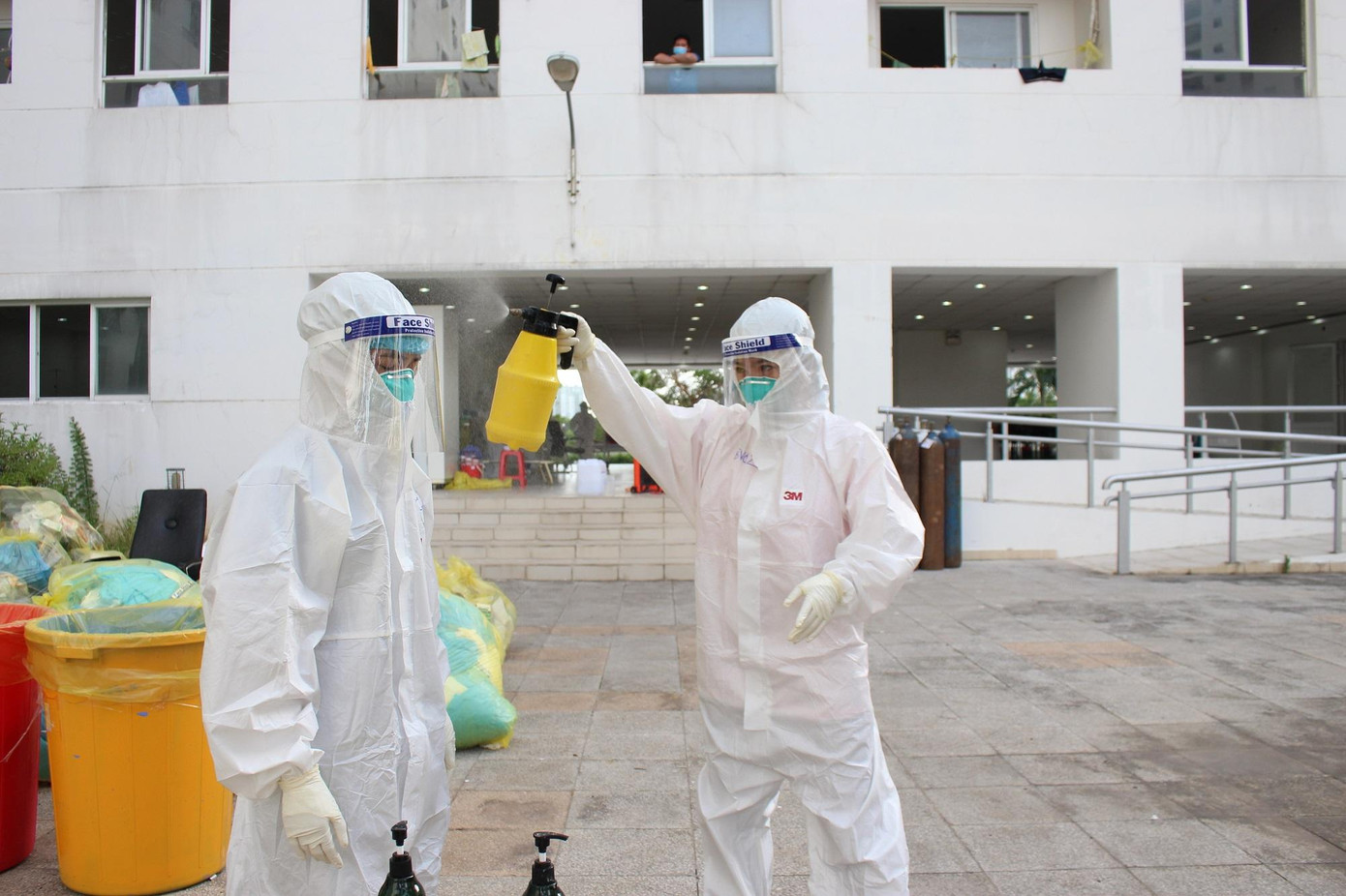 Nhân viên y tế đã vơi bớt áp lực, chuẩn bị trở lại với trạng thái khám chữa bệnh trong giai đoạn bình thường mới Nhân viên y tế đã vơi bớt áp lực, chuẩn bị trở lại với trạng thái khám chữa bệnh trong giai đoạn bình thường mới