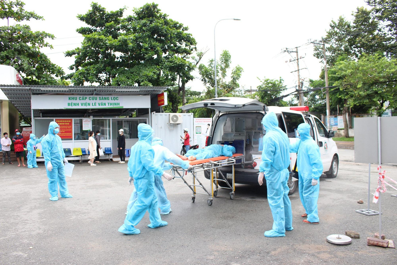 Công tác tiếp nhận, điều trị bệnh nhân COVID-19 còn nhiều bất cập, thành phố đã đề xuất các phương án hỗ trợ từ Bộ Y tế để kịp thời khắc phục. Công tác tiếp nhận, điều trị bệnh nhân COVID-19 còn nhiều bất cập, thành phố đã đề xuất các phương án hỗ trợ từ Bộ Y tế để kịp thời khắc phục.