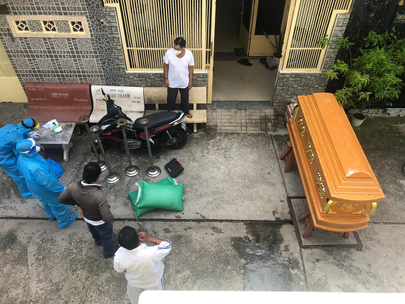 Một trường hợp tử vong vì COVID-19 tại nhà được chính quyền địa phương hỗ trợ mai táng. Một trường hợp tử vong vì COVID-19 tại nhà được chính quyền địa phương hỗ trợ mai táng.