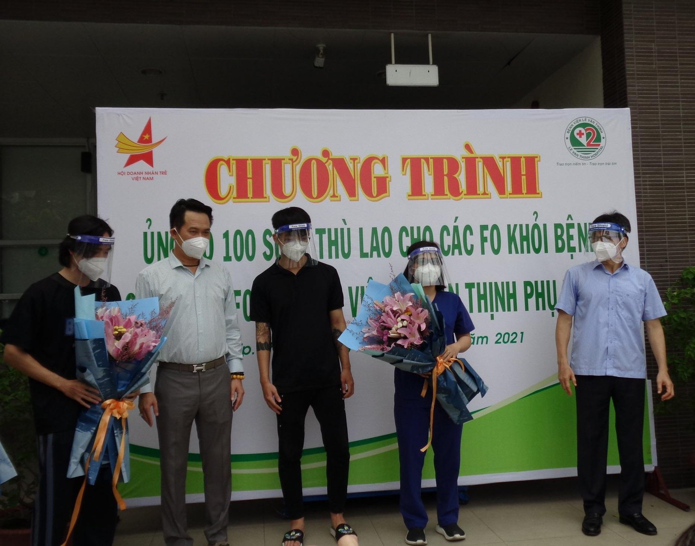 Phó Thủ tướng Vũ Đức Đam (đứng ngoài cùng bên phải) thăm và động viên F0 tại Bệnh viện Lê Văn Thịnh.