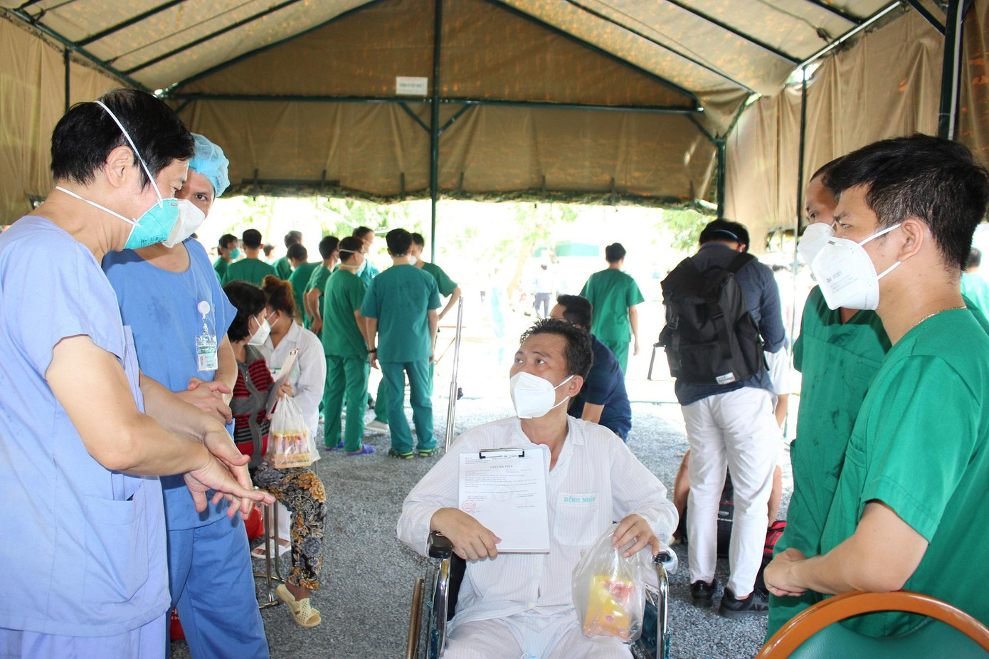 Các bác sĩ ân cần dặn dò người bệnh tuân thủ các hướng dẫn theo dõi sức khỏe sau xuất viện.